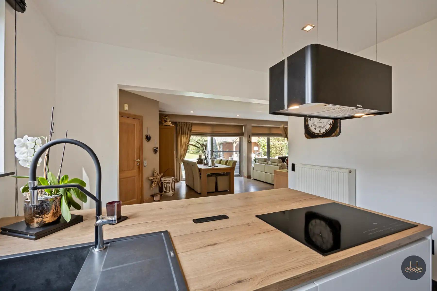 Imposante ruime villa met zwembad en een prachtige tuin foto 21