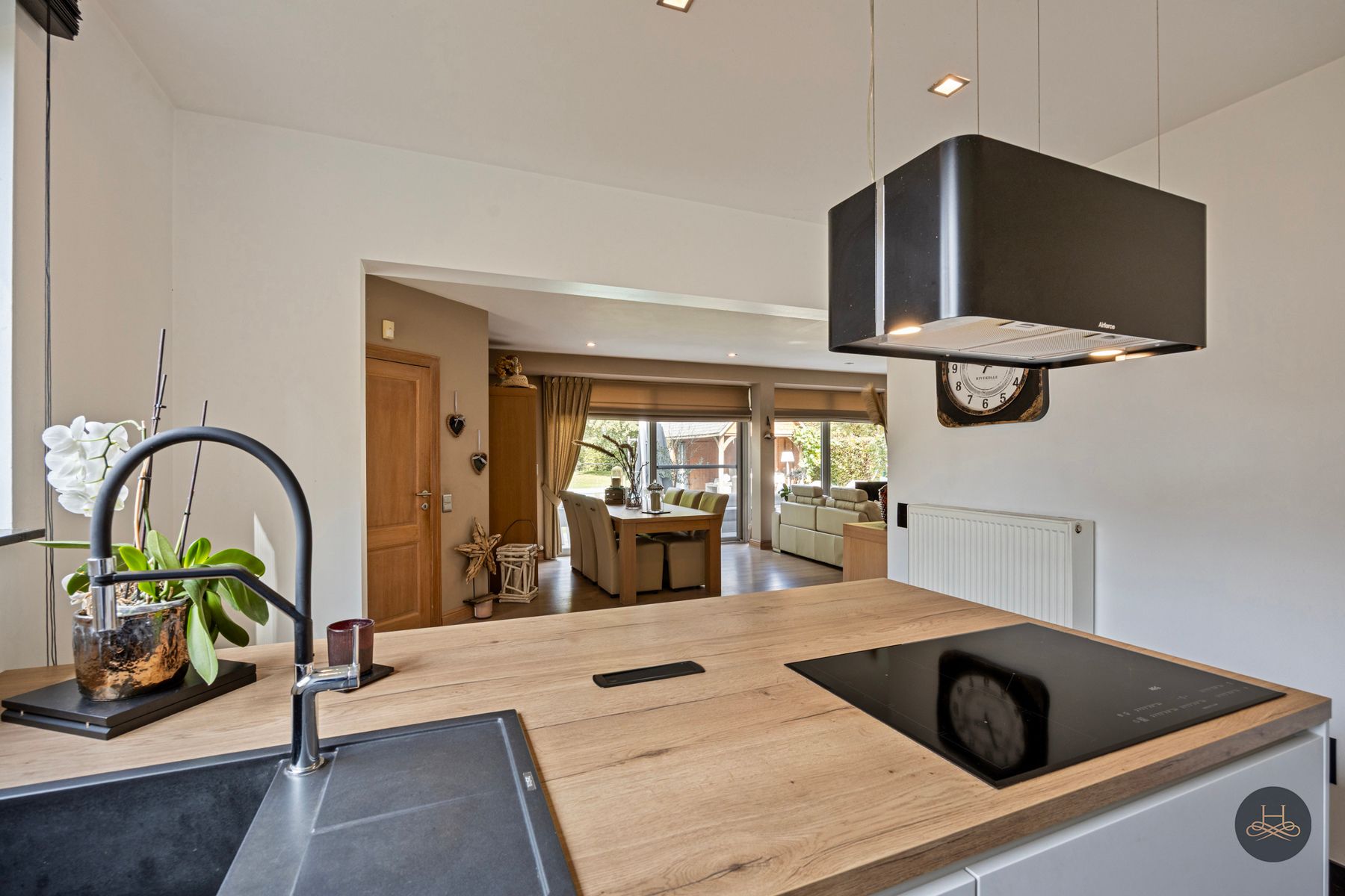 Imposante ruime villa met zwembad en een prachtige tuin foto 21