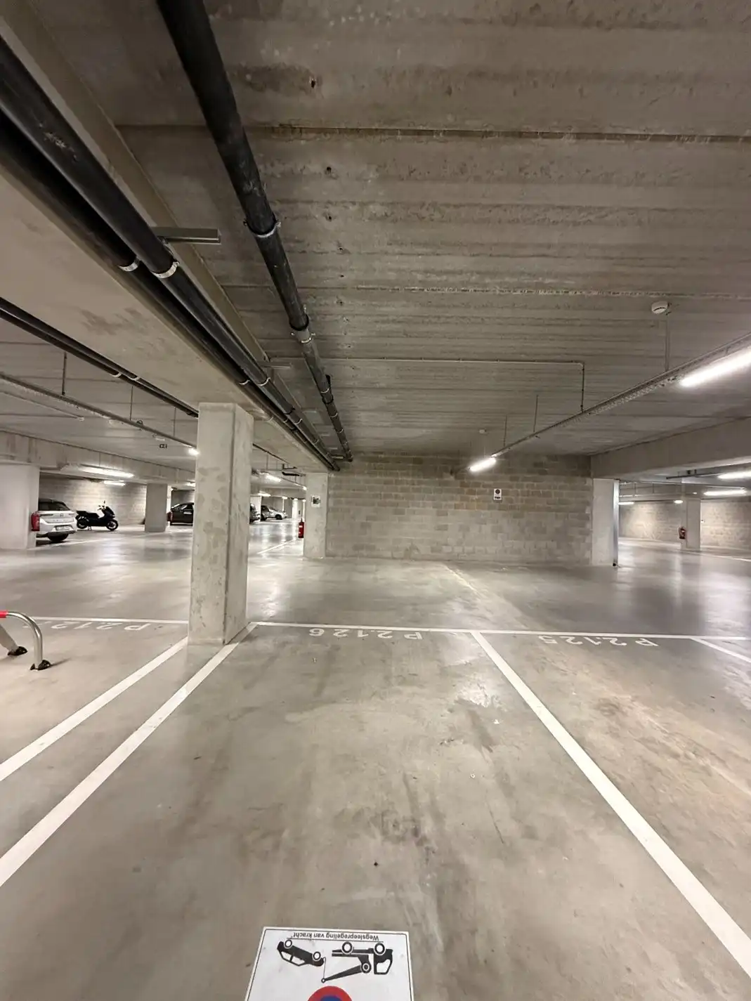 AUTOSTAANPLAATS VLAKBIJ ZEEDIJK foto 3