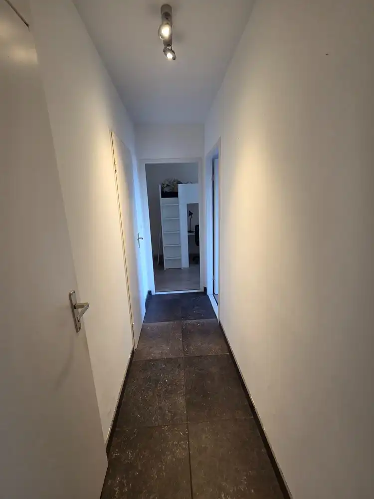 Volledig gerenoveerd tweeslaapkamer appartement inclusief garagebox en terras op toplocatie! foto 6