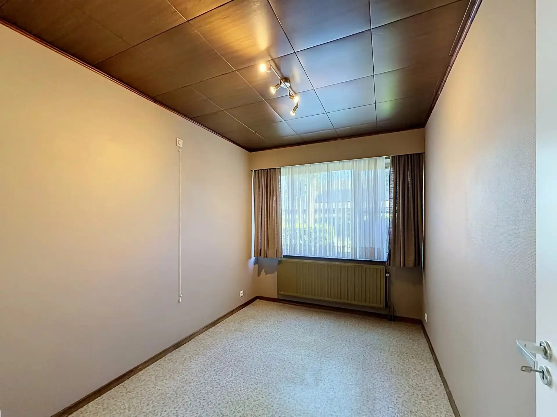 Te renoveren gelijkvloerse woning met 3 slaapkamers op een ruim perceel. foto 14