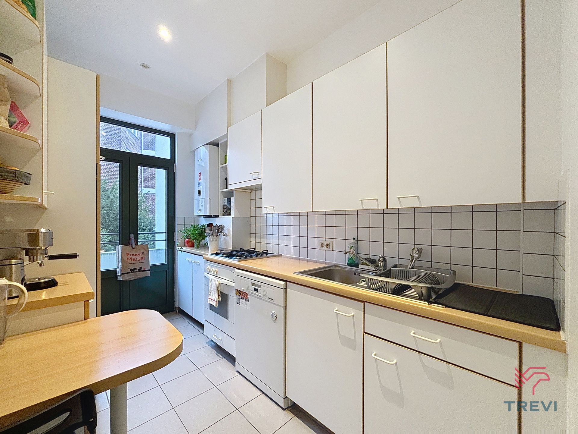 Mooi ongemeubileerd appartement met 1 slaapkamer ! foto 8