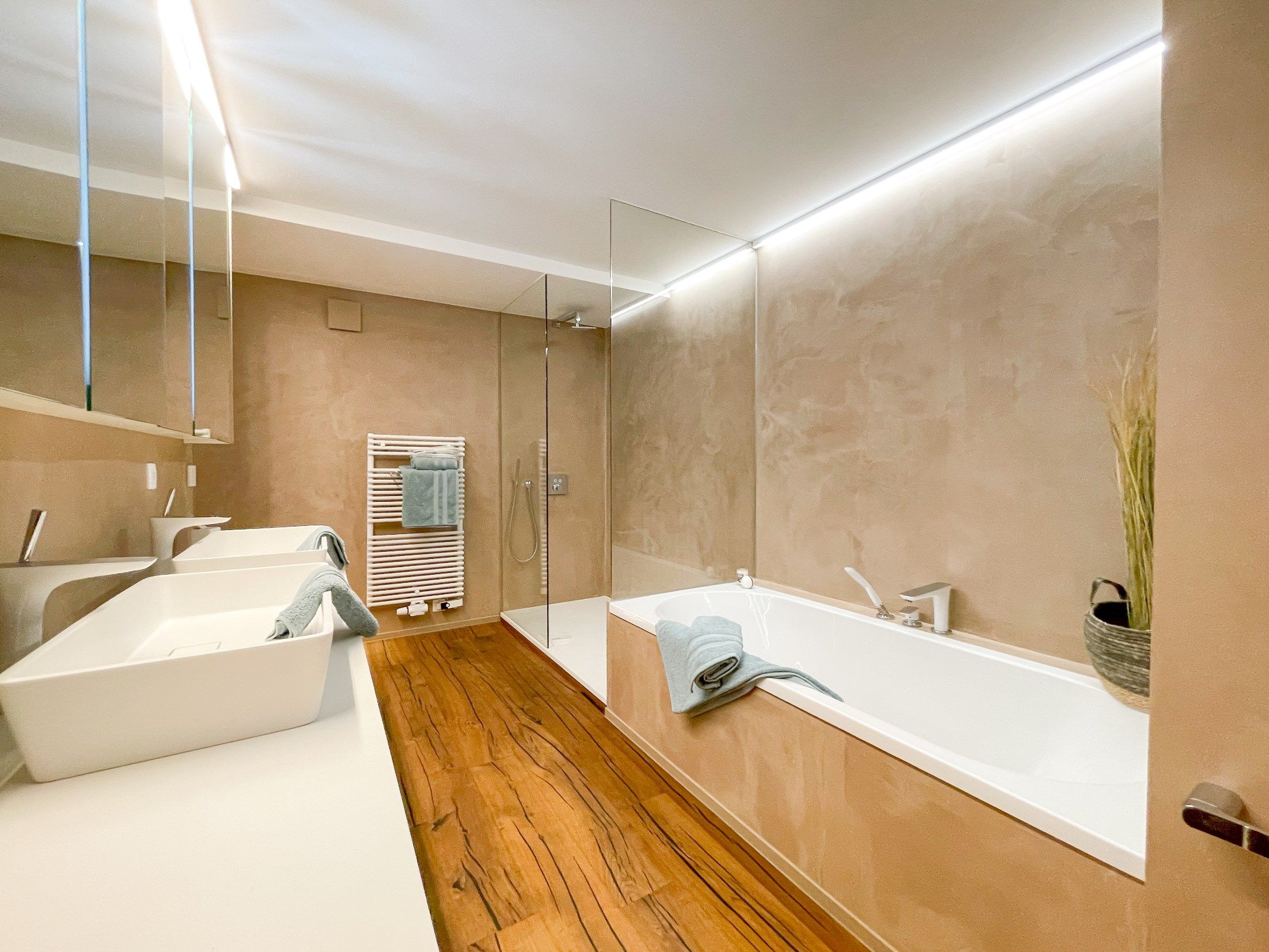 Uitzonderlijk, luxueus afgewerkt hoekappartement met frontaal zeezicht. foto 24