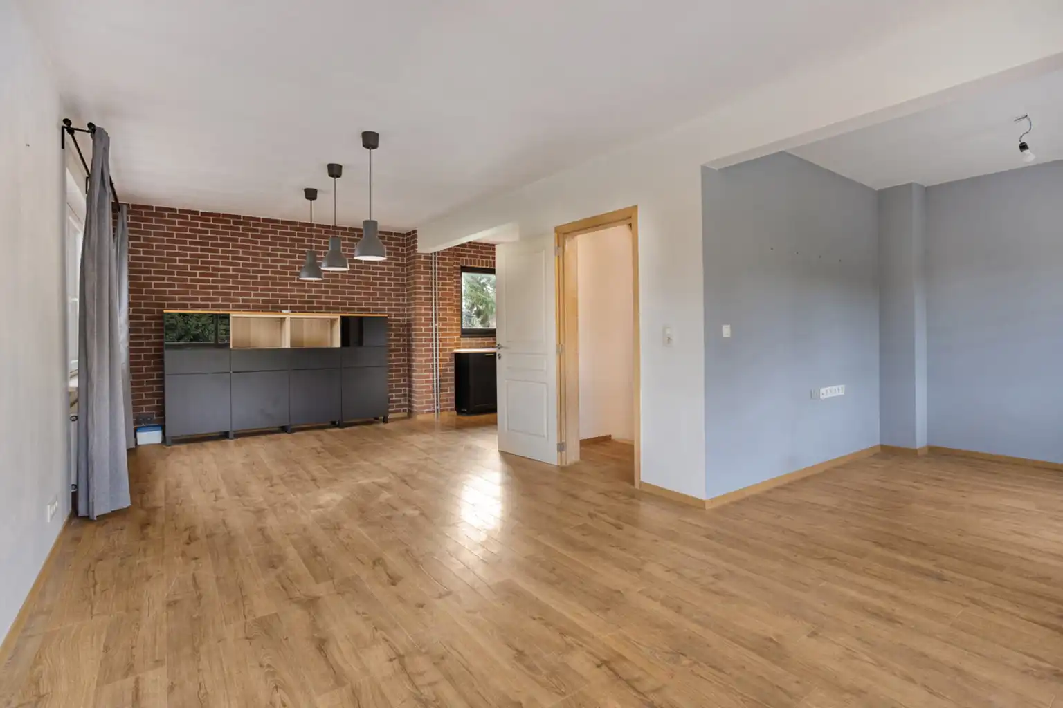 Volledig gerenoveerde driegevel bel-etage in rustige wijjk foto {{pictureIndex}}