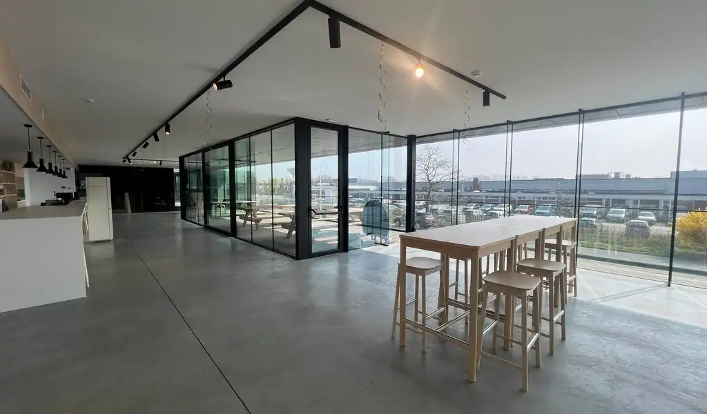 Recent bedrijfsgebouw met prachtige kantoren te huur in Lokeren foto 7