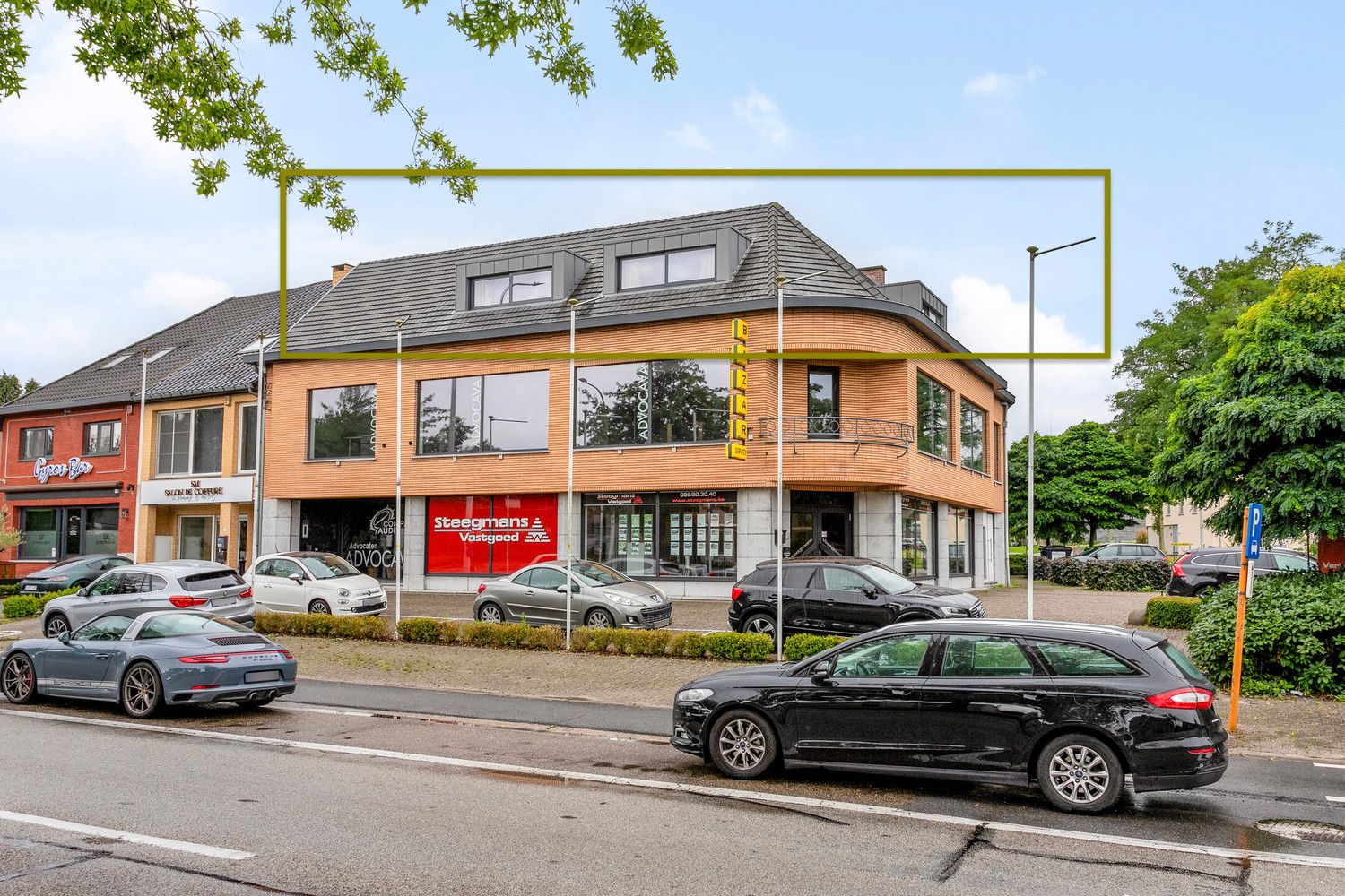 Te renoveren appartemtent met garage te koop! foto {{pictureIndex}}