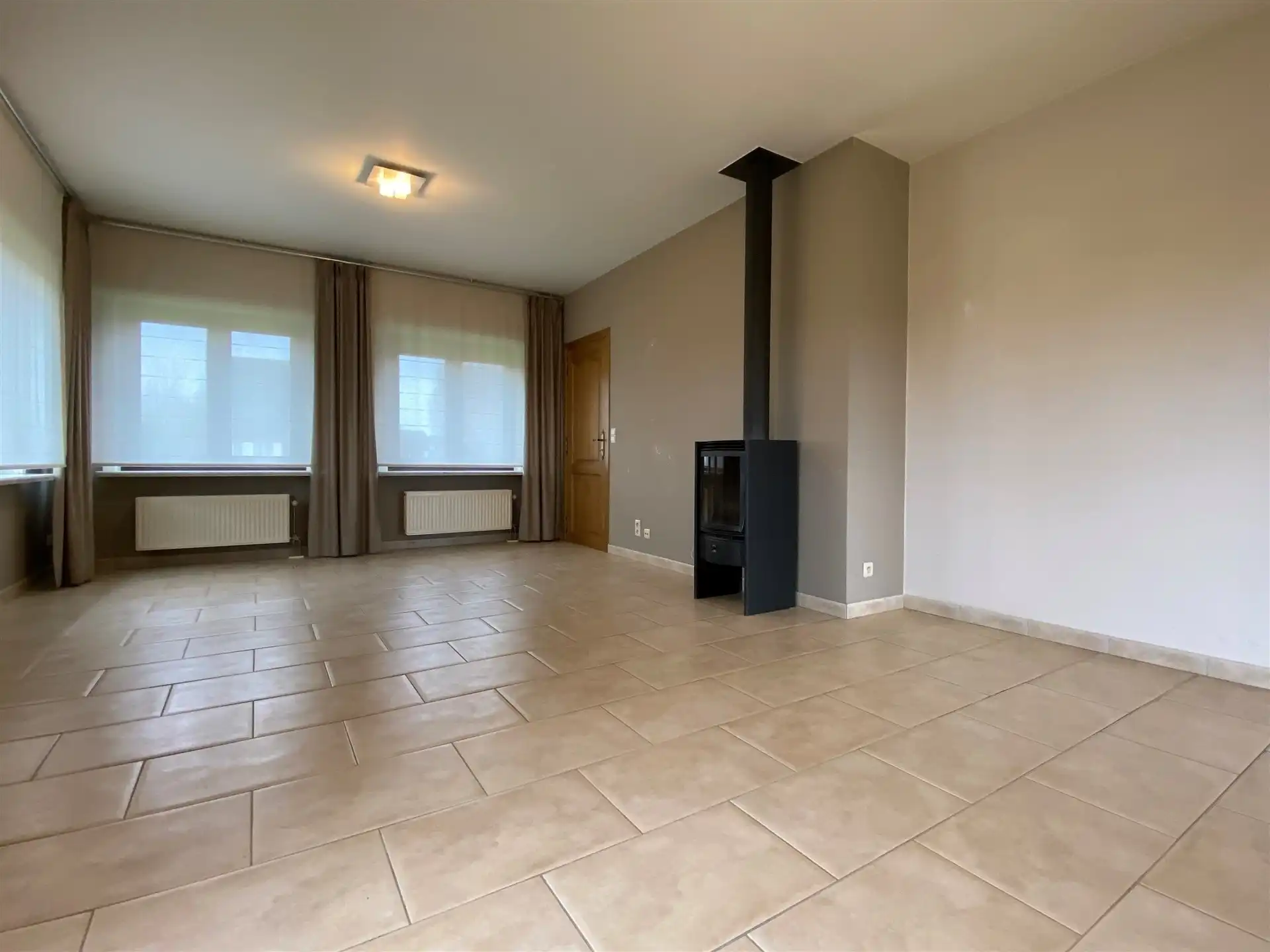 Halfopen woning met 4 slaapkamers en 2 badkamers. foto 2