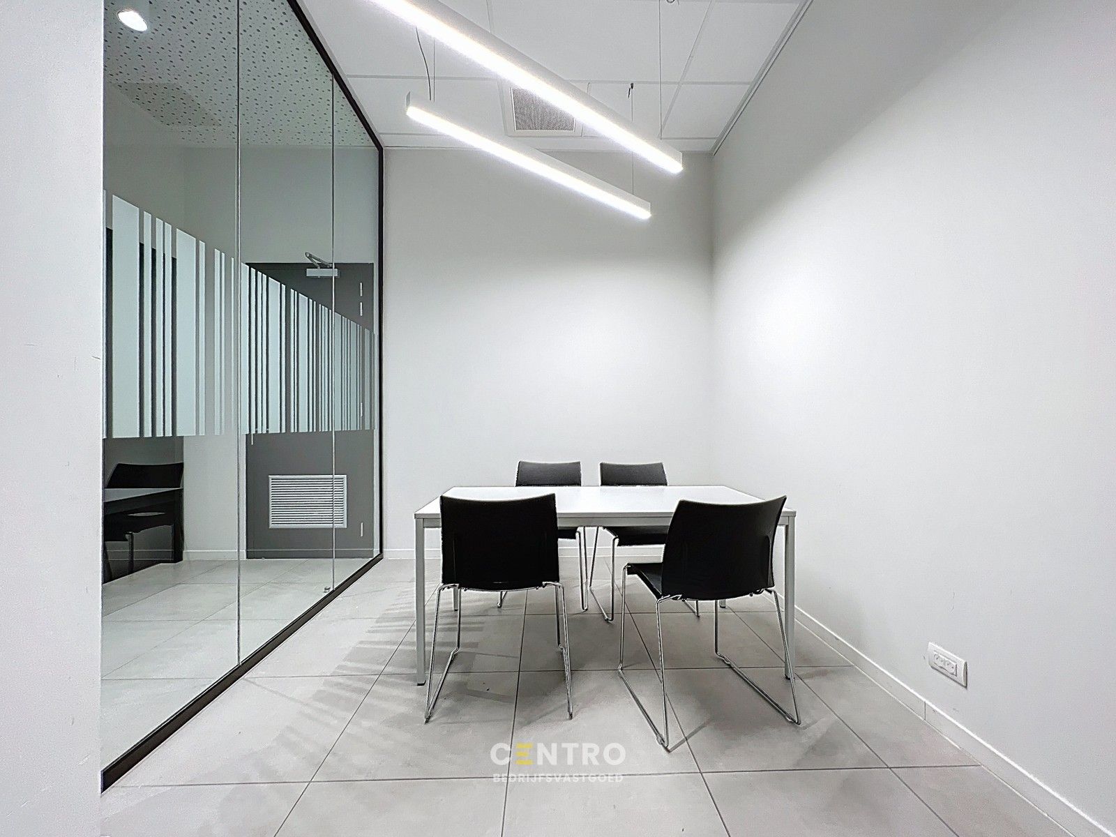 Modern kantoor op een rustige, vlot bereikbare locatie te Roeselare, ideaal voor vrije beroepen en zelfstandigen. foto 7