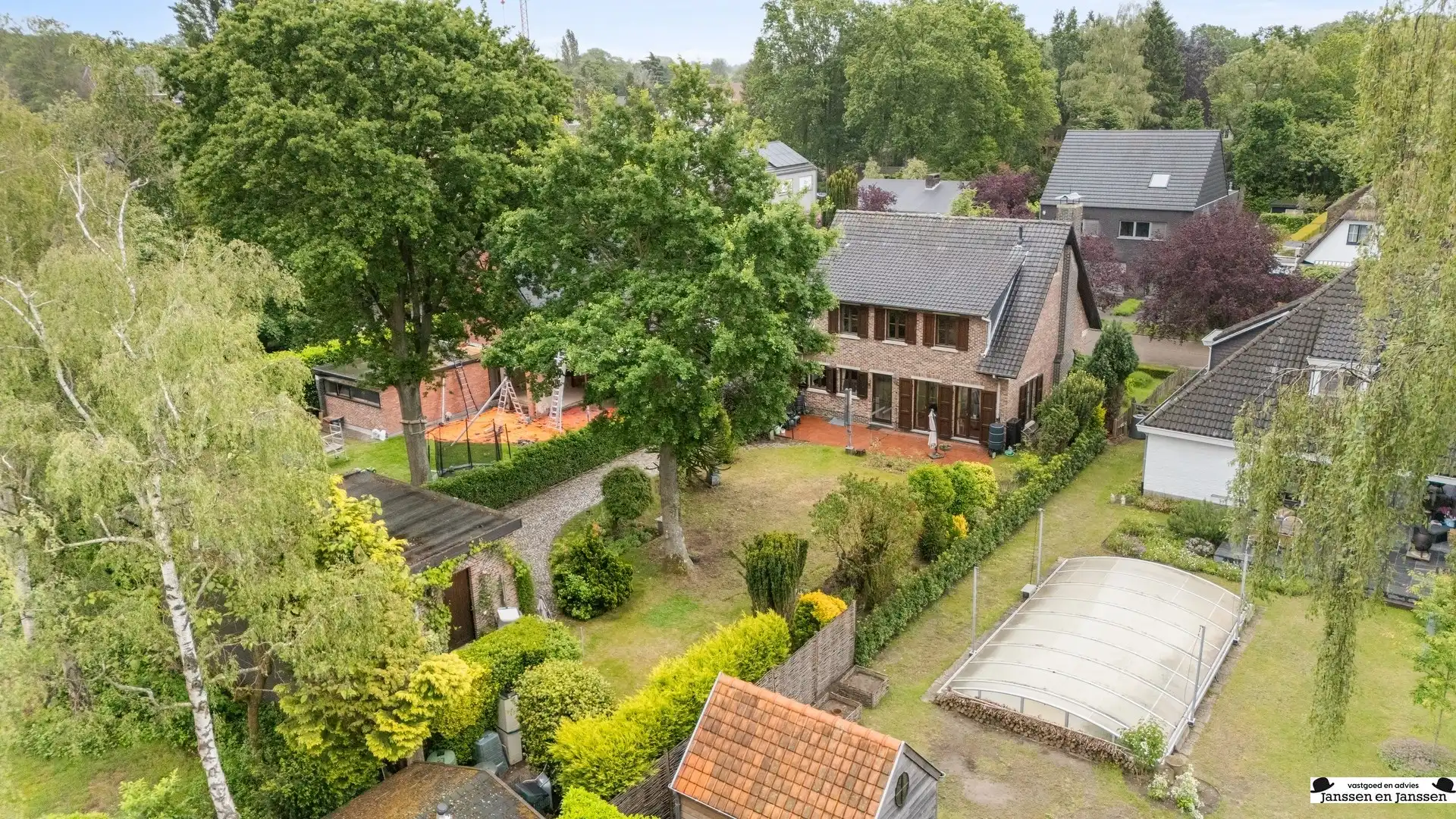 Ruime open bebouwing met prachtige tuin te Ekeren foto 2