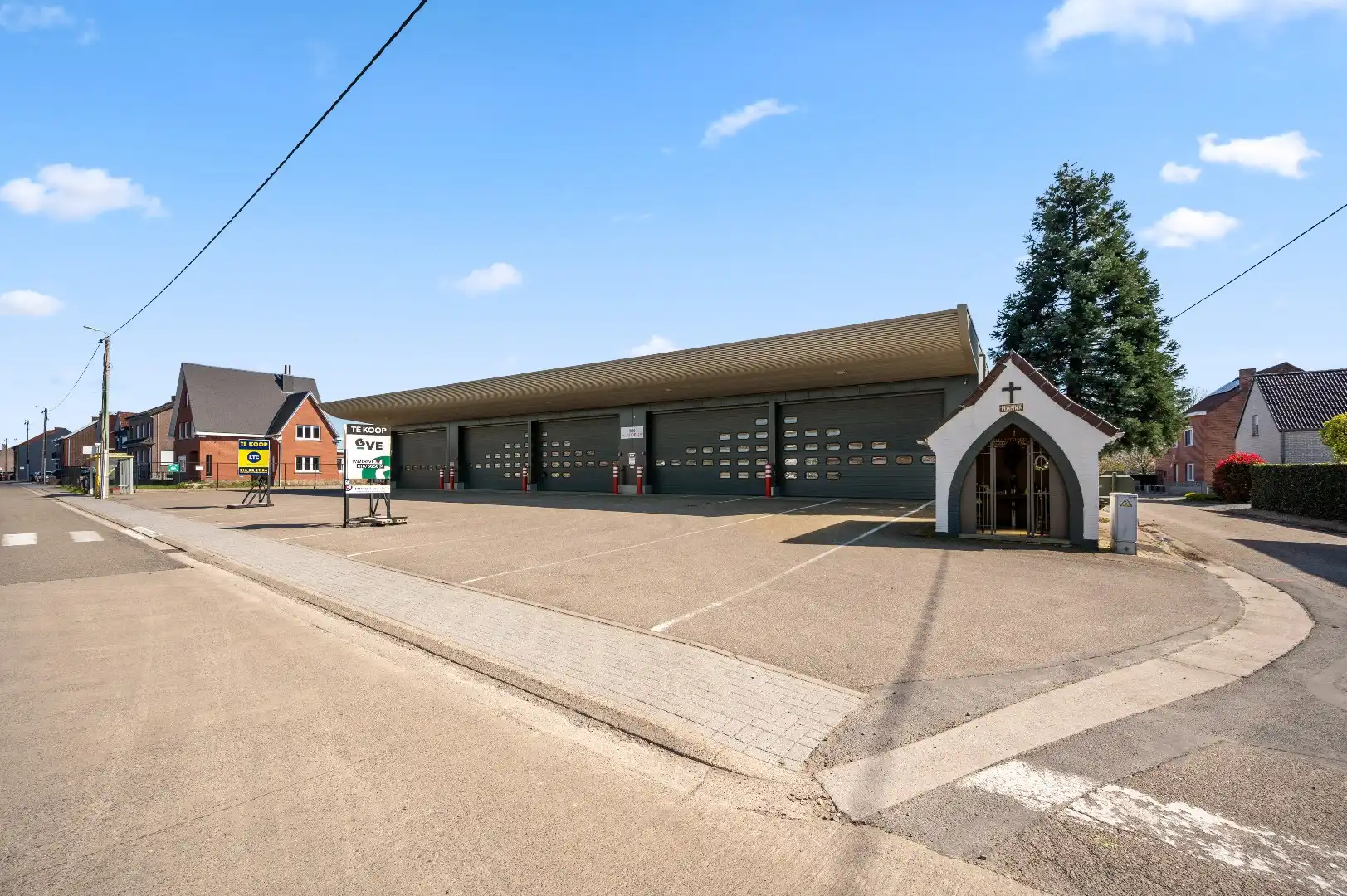 Grote hangaar met ruime parkingmogelijkheden is geschikt voor diverse bedrijfsdoeleinden. foto 5