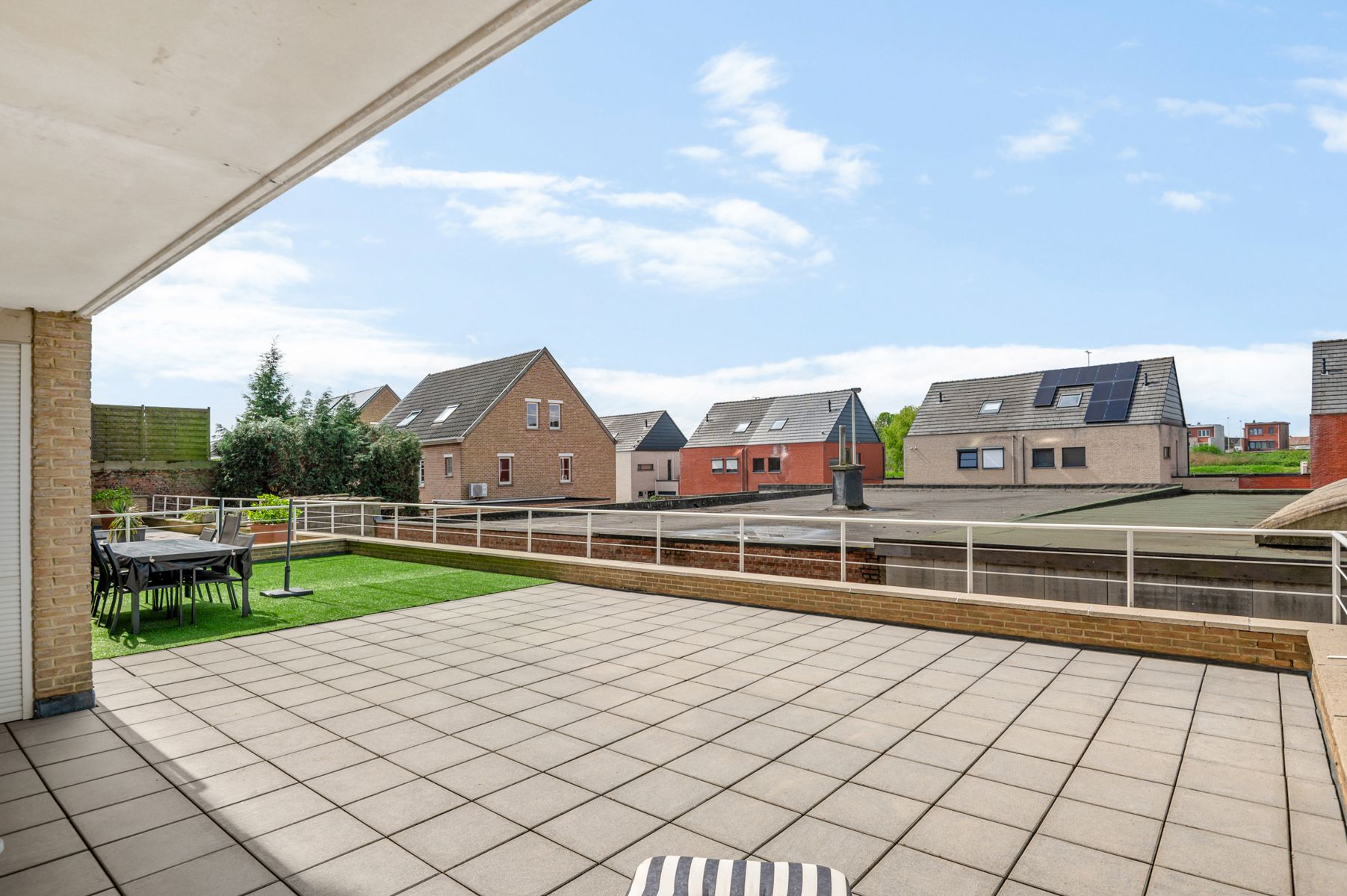 Volledig vernieuwd appartement met ruim terras en garagebox foto 6