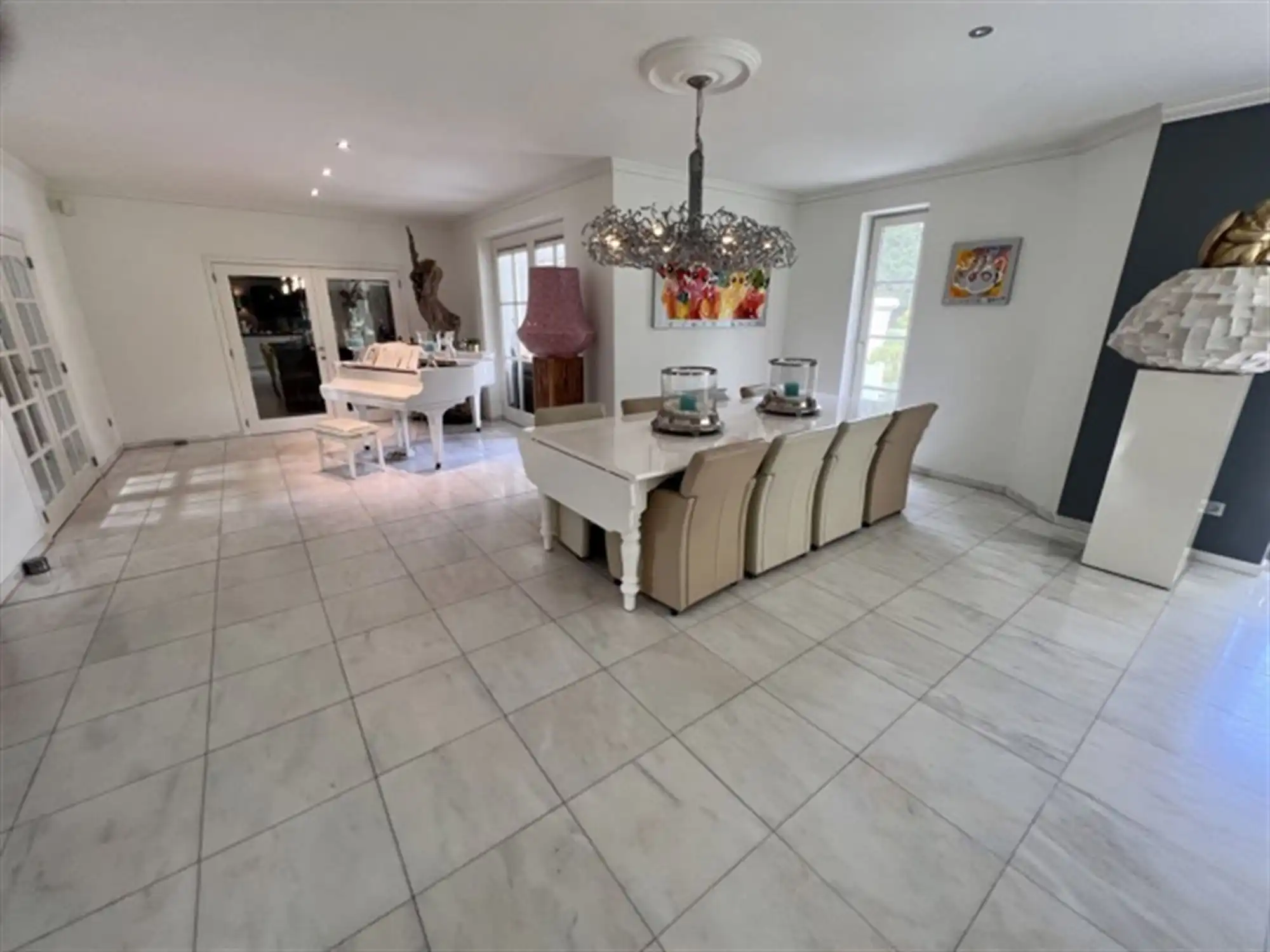 Villa met binnen en buitenzwembad foto 8