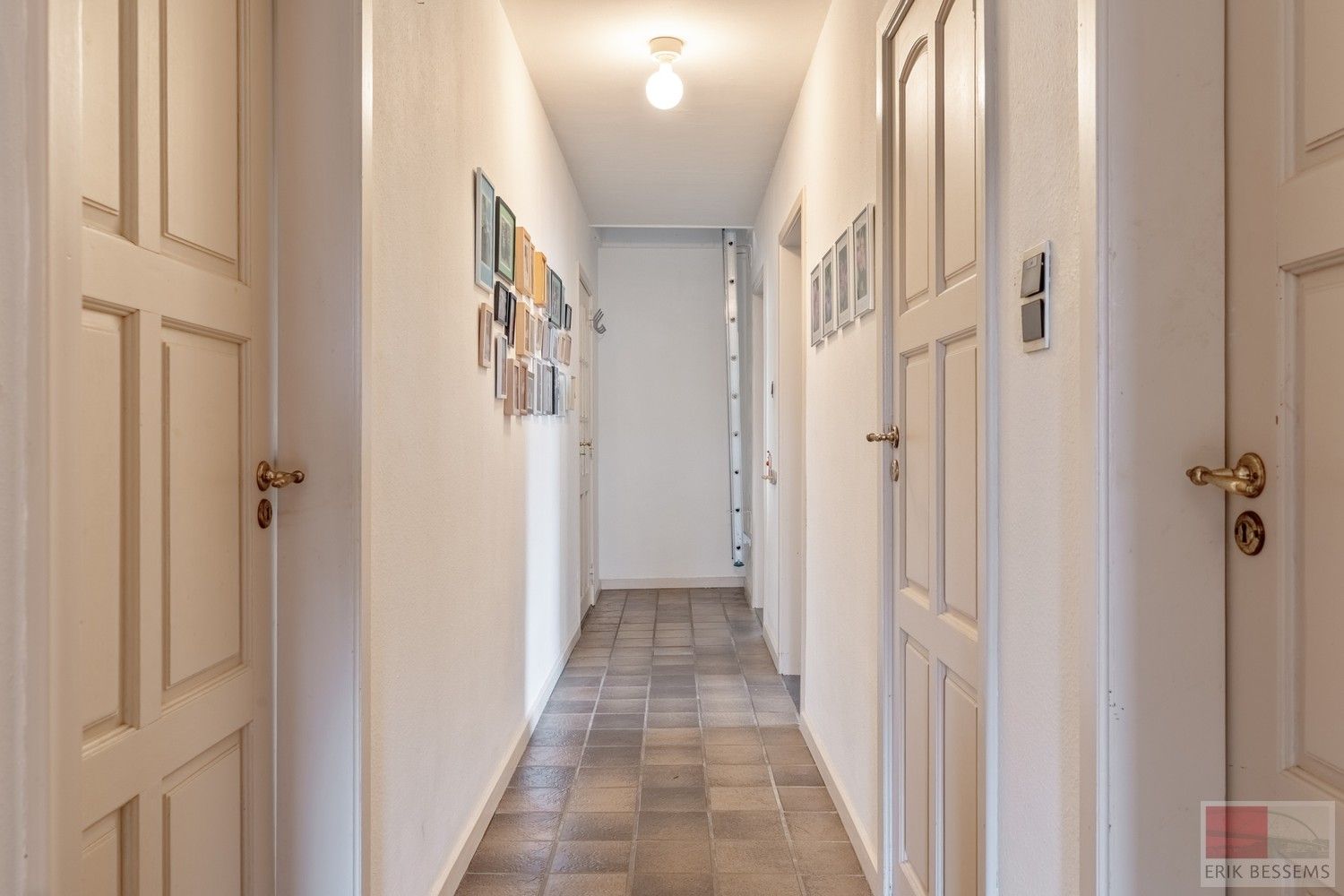 Karaktervolle woning uit 1980 bevindt zich op een perceel van maar liefst 1.399 m² en biedt een bewoonbare oppervlakte van 278 m² foto 18
