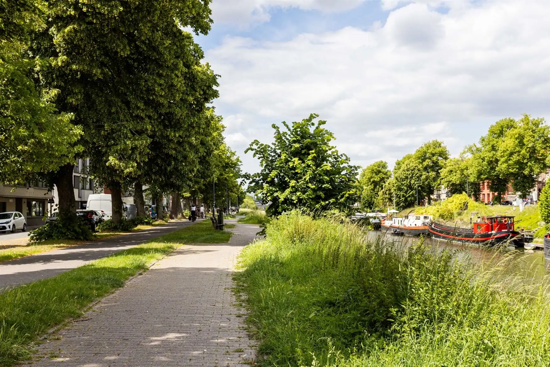 Instapklare stadswoning met terras nabij de Coupure foto 11