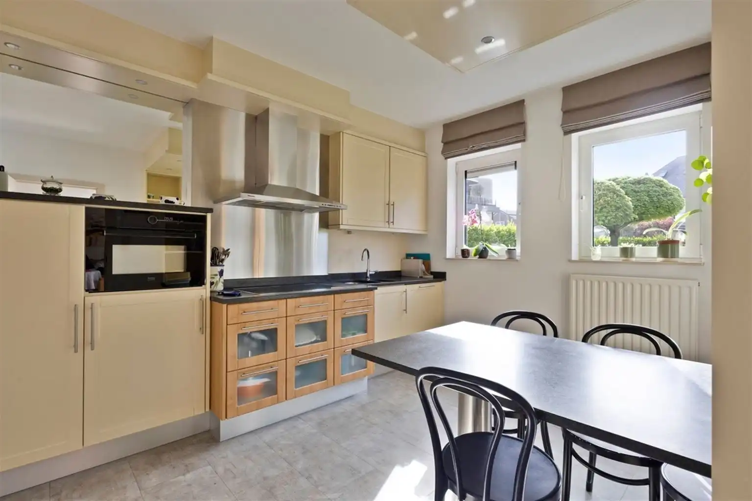 Uitzonderlijk ruim, gelijkvloers 2-slaapkamer appartement met terras en tuintje, zonnepanelen en inpandige garagebox gelegen vlakbij het centrum van Maaseik. foto 9