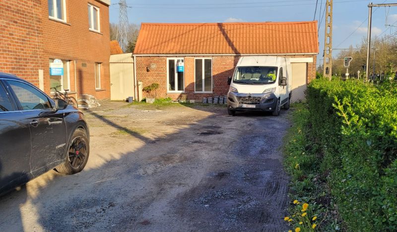 Roeselare-Rumbeke. Centraal en vlot bereikbare BERGLOODS / MAGAZIJN van 180m² met oprit en parkeerplaatsen op een perceel van +/-320m². Onmiddellijk vrij! foto 3