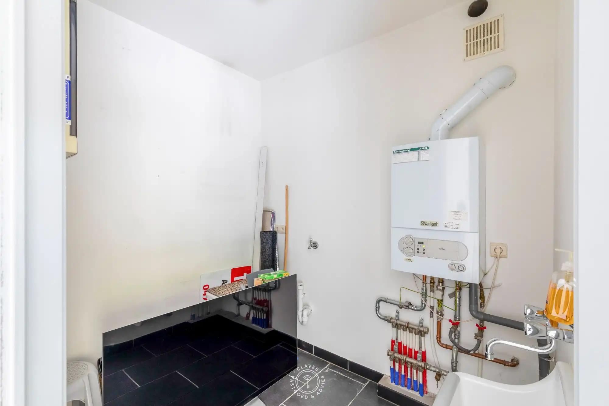 Verzorgd 2 slaapkamer appartement met ruim terras en autostaanplaats foto 13