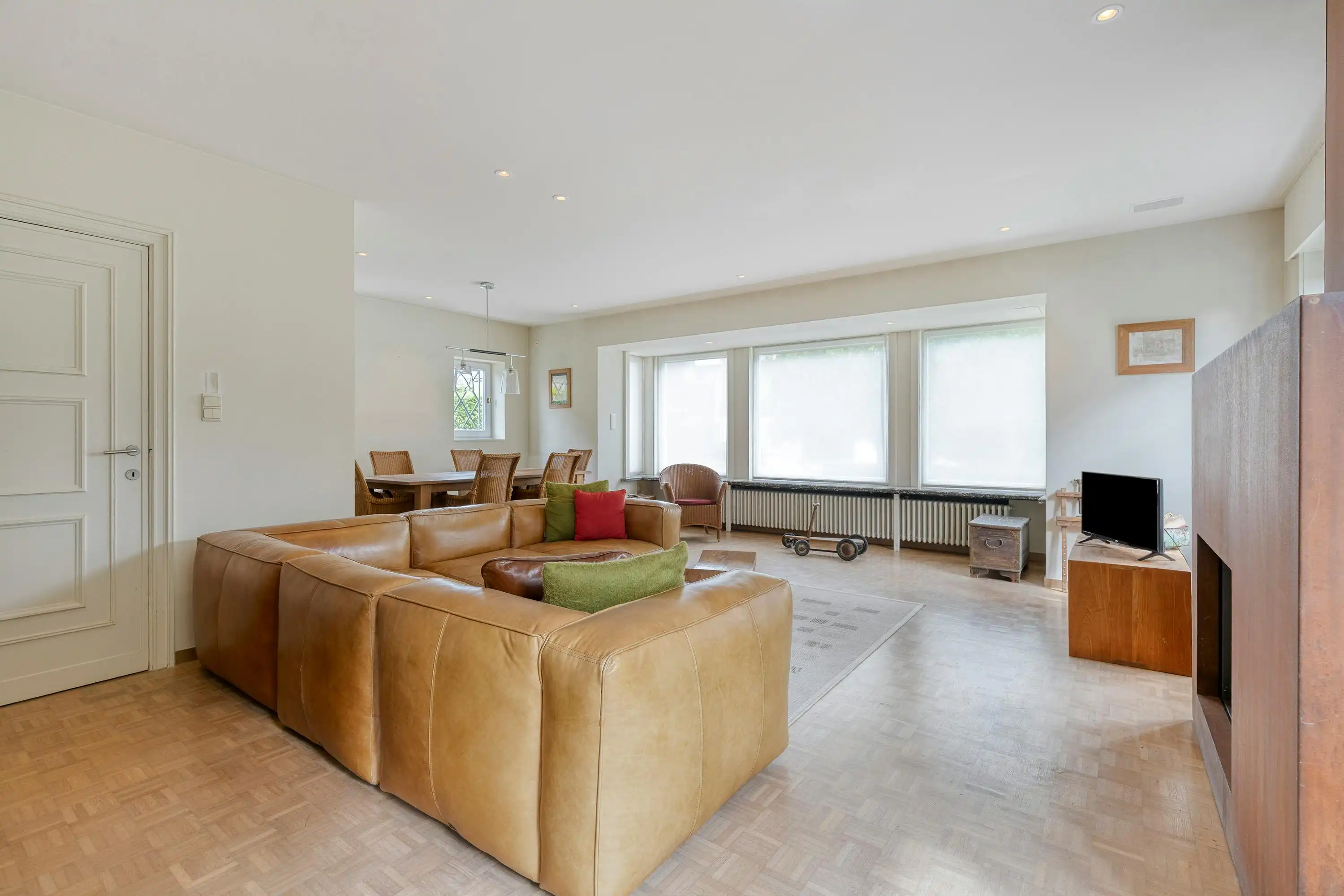 Villa te koop in Roeselare met ruim bijgebouw op 832 m² foto 5