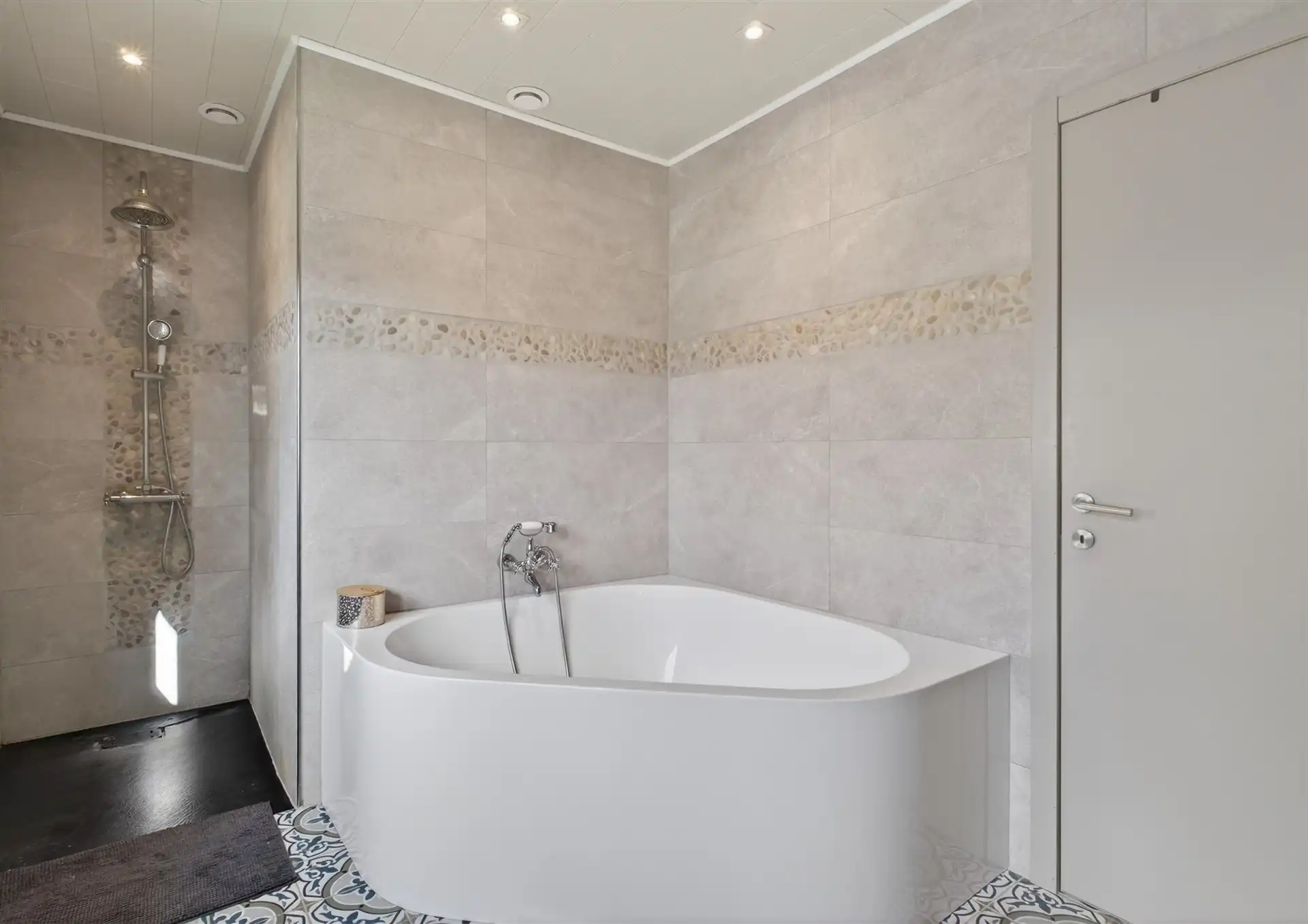 Recente handelszaak met heel ruime woonst op absolute topligging te Overmere. foto 19