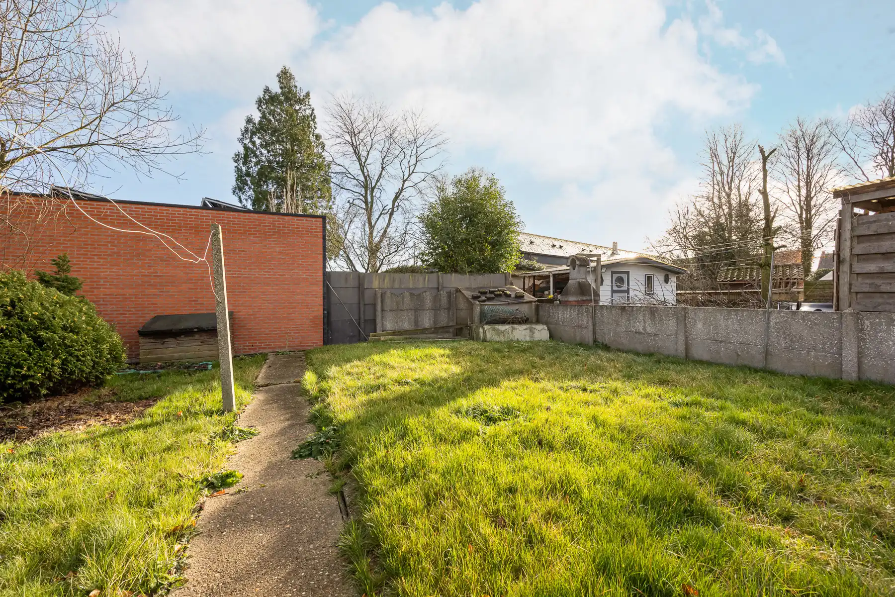 Halfopen bebouwing met 3 slaapkamers en garage op een perceel van 315m². foto 15