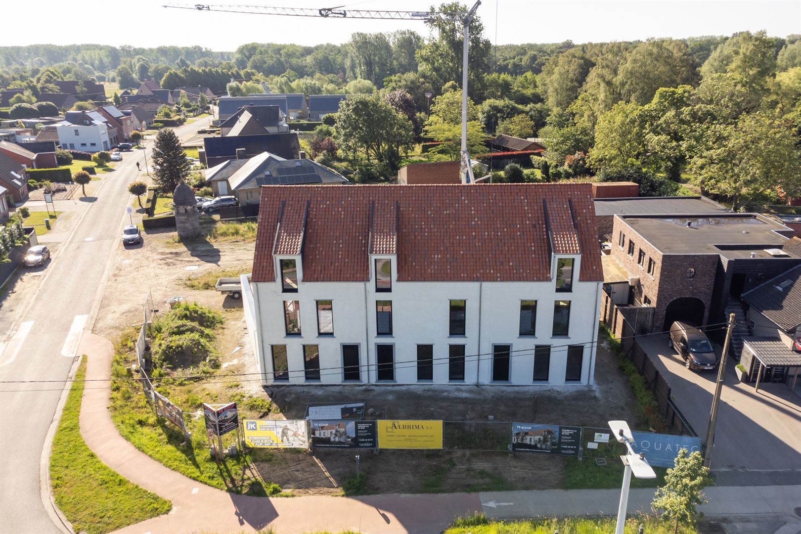 Woning met 4 slaapkamers en apart bureau met Zuid tuin.  foto 3