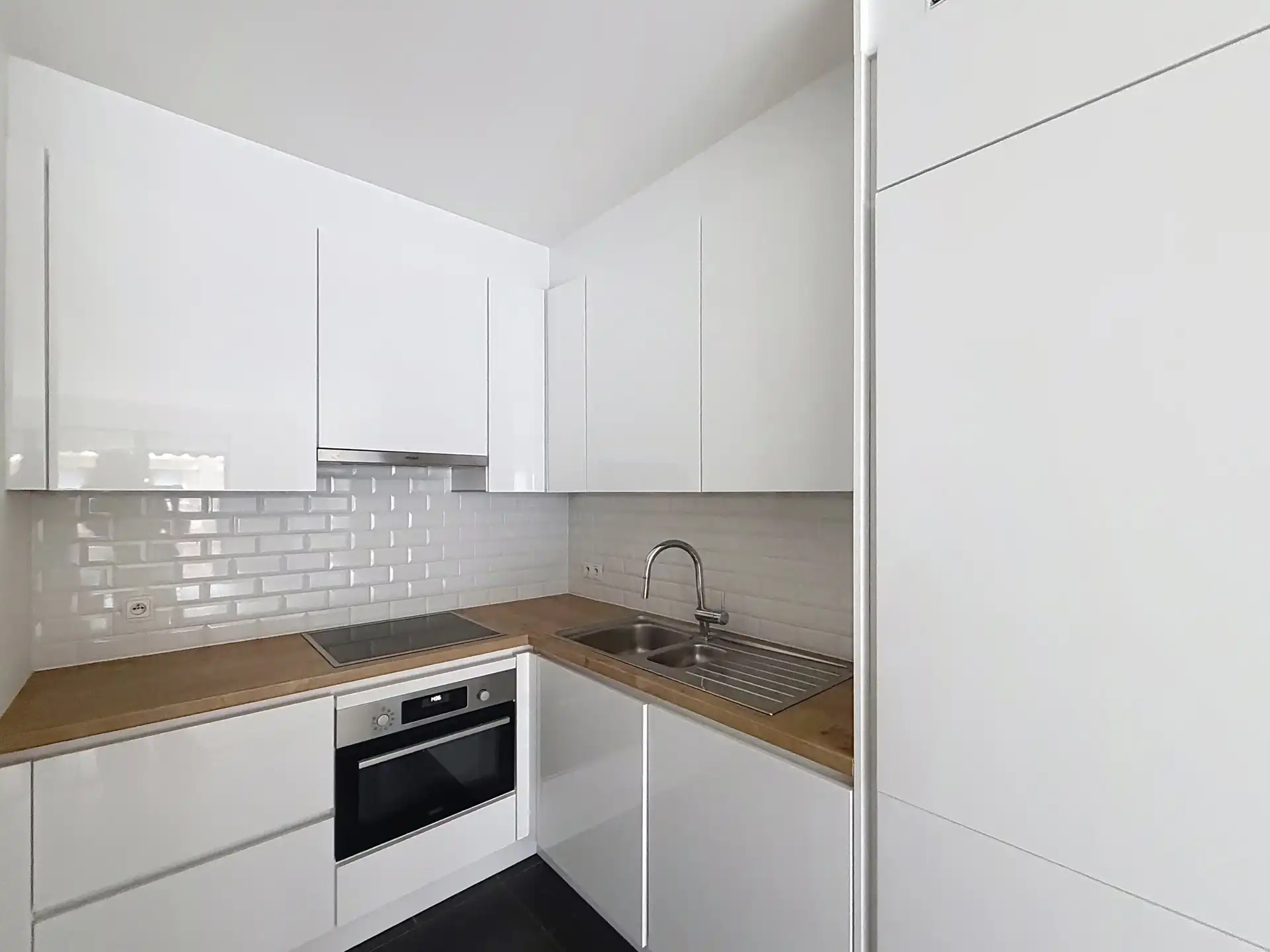 Gerenoveerd appartement met 2 slaapkamers + parkeerplaats foto 8