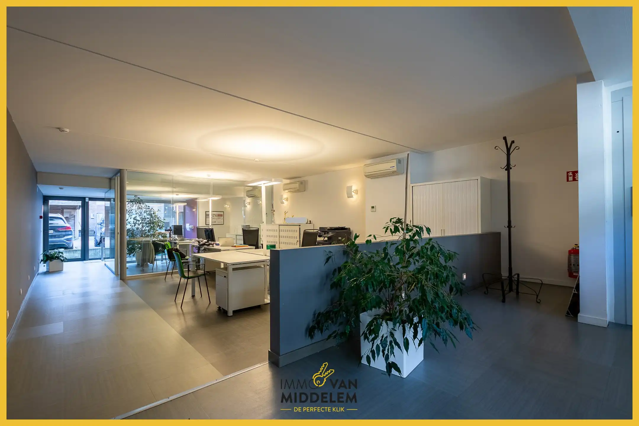 ENERGIEZUINIGE KANTOORRUIMTE MET 2 PARKINGS TE ZELLIK foto {{pictureIndex}}