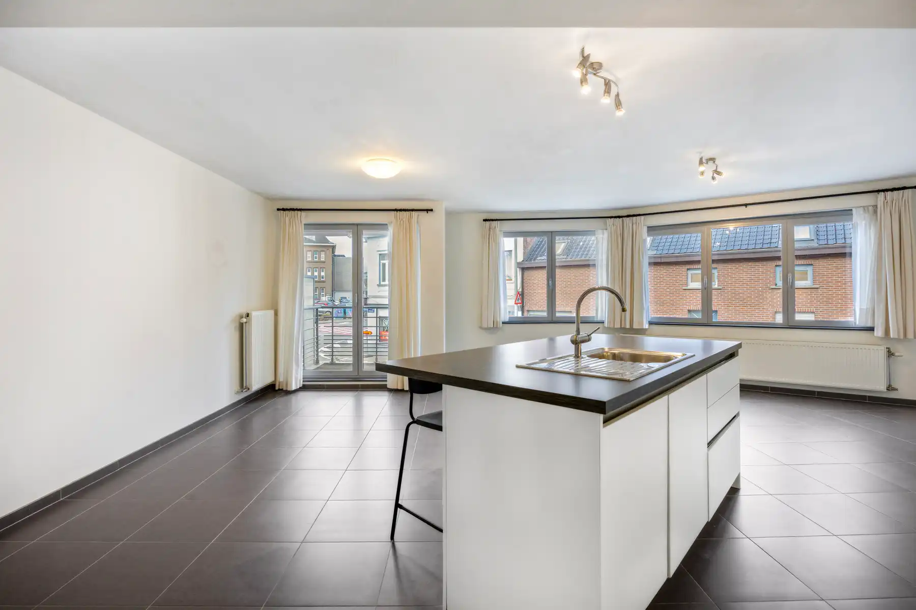 Instapklaar appartement met 2 kamers, staanplaats en terras foto 4