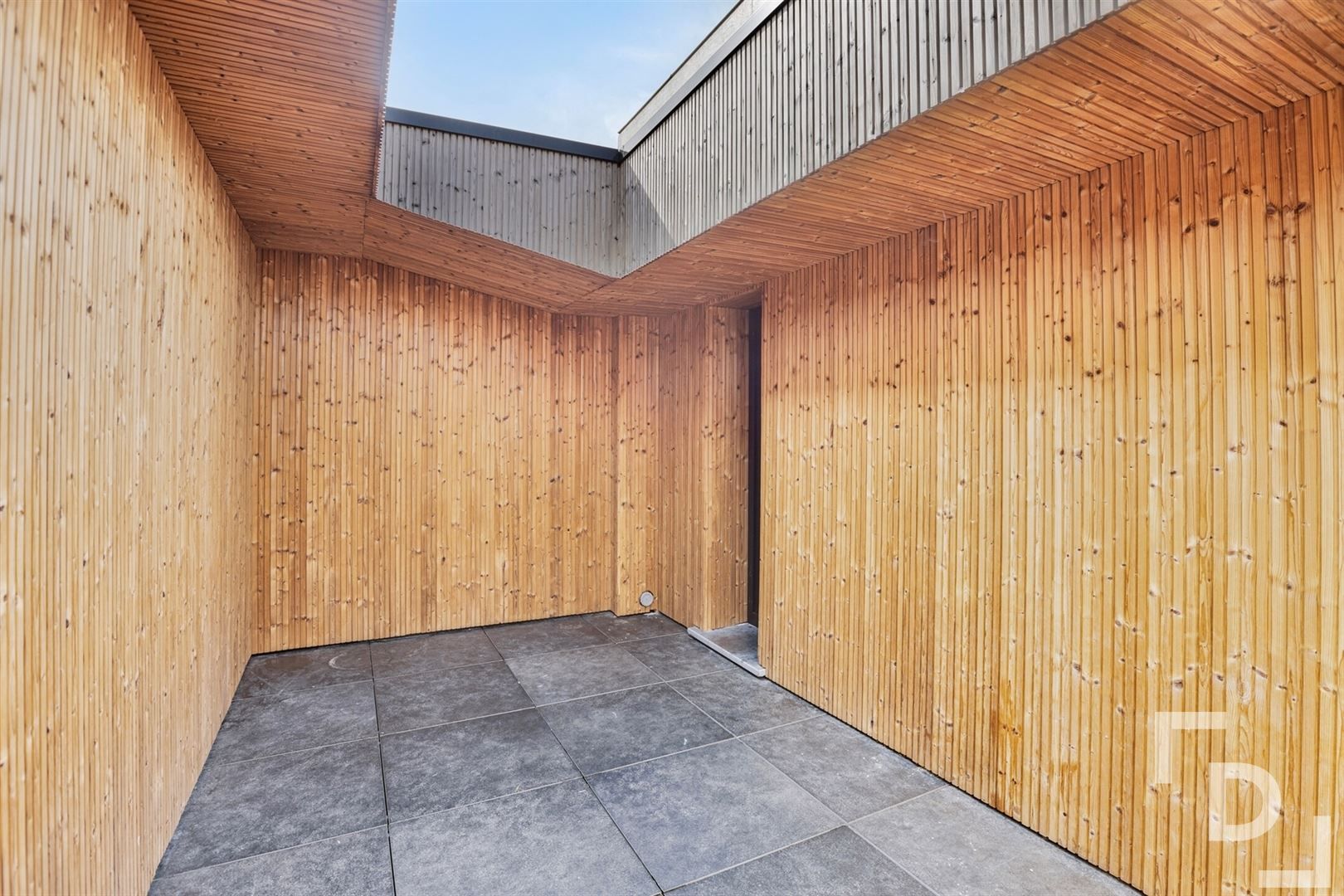 Volledig gerenoveerd, compact huis in Vlamertinge. foto 16