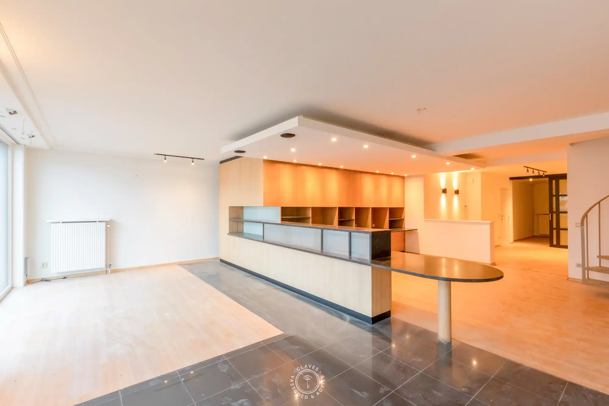 Centraal gelegen handelspand / kantoor met zicht op de Grote Markt foto {{pictureIndex}}