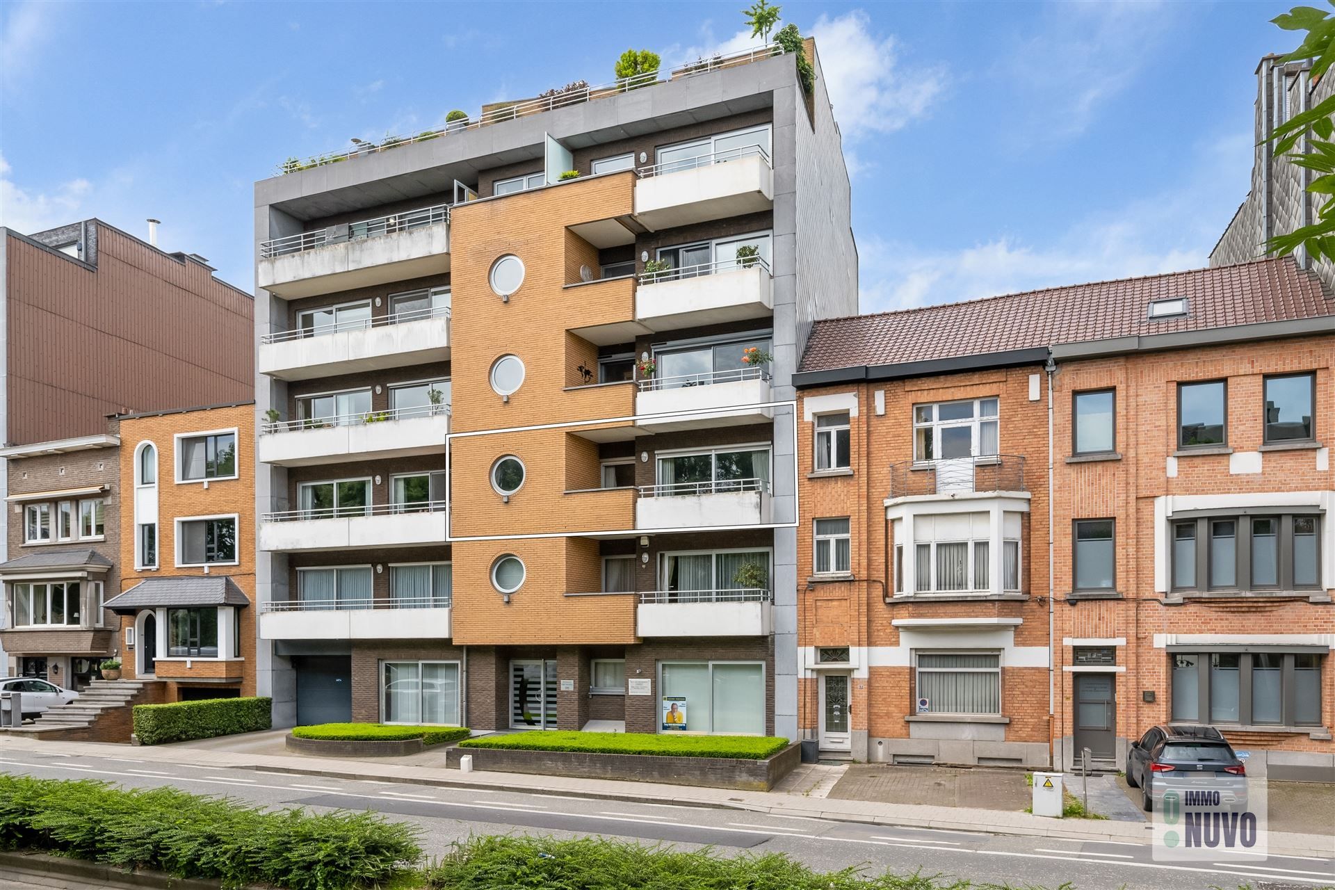 Ruim appartement met 3 slaapkamers en terras te Aalst foto 1