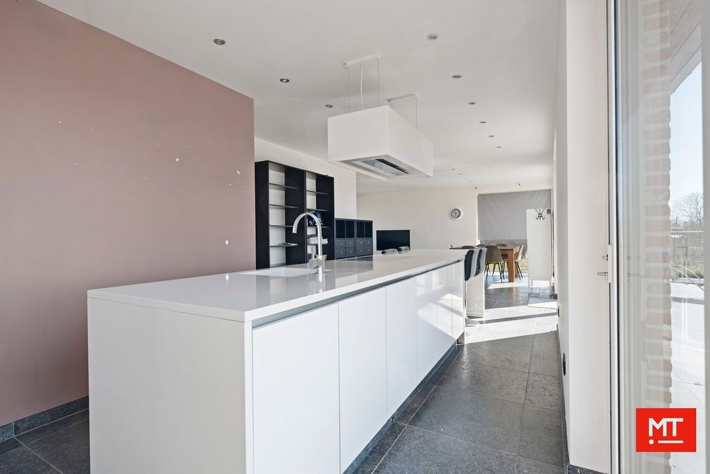 Alleenstaande woning met landelijk verzicht op 3.584 m² te koop in Ledegem foto 6