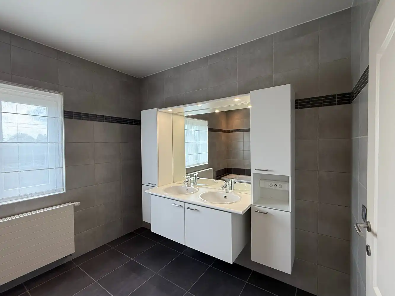 TE HUUR : PRACHTIGE WONING MET 5 SLAAPKAMERS EN 2 BADKAMERS foto 19