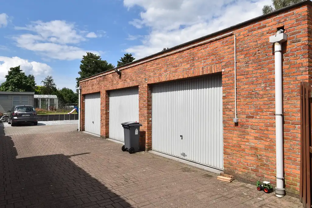 Ruim en lichtrijk appartement met garage in het centrum van Nieuwkerken-Waas foto {{pictureIndex}}