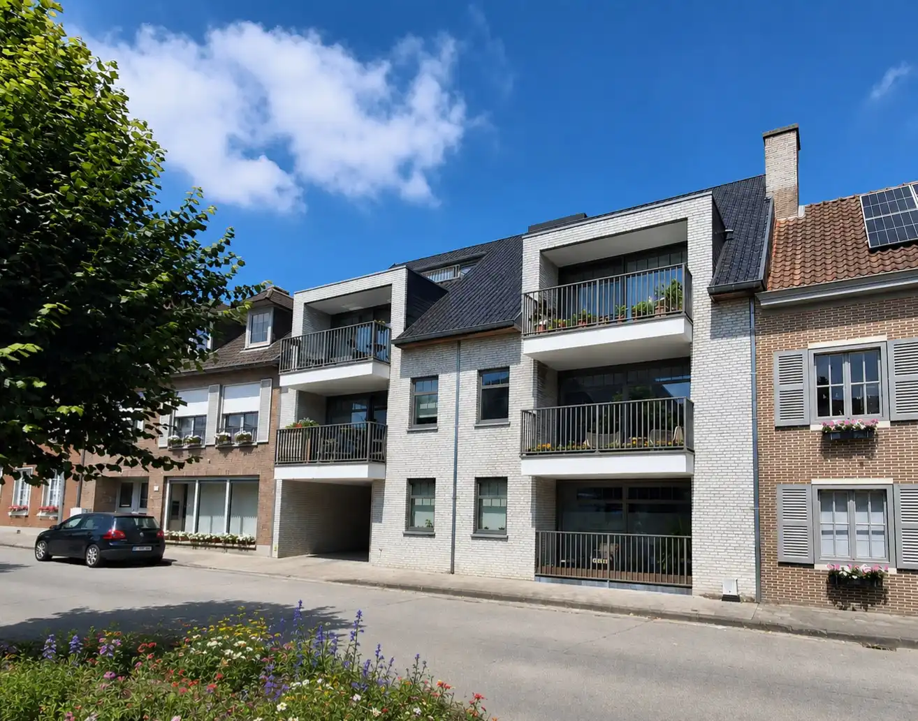 KWALITATIEF AFGEWERKT DAKAPPARTEMENT MET 2 SLAAPKAMERS, GARAGEBOX EN AUTOSTAANPLAATS foto {{pictureIndex}}