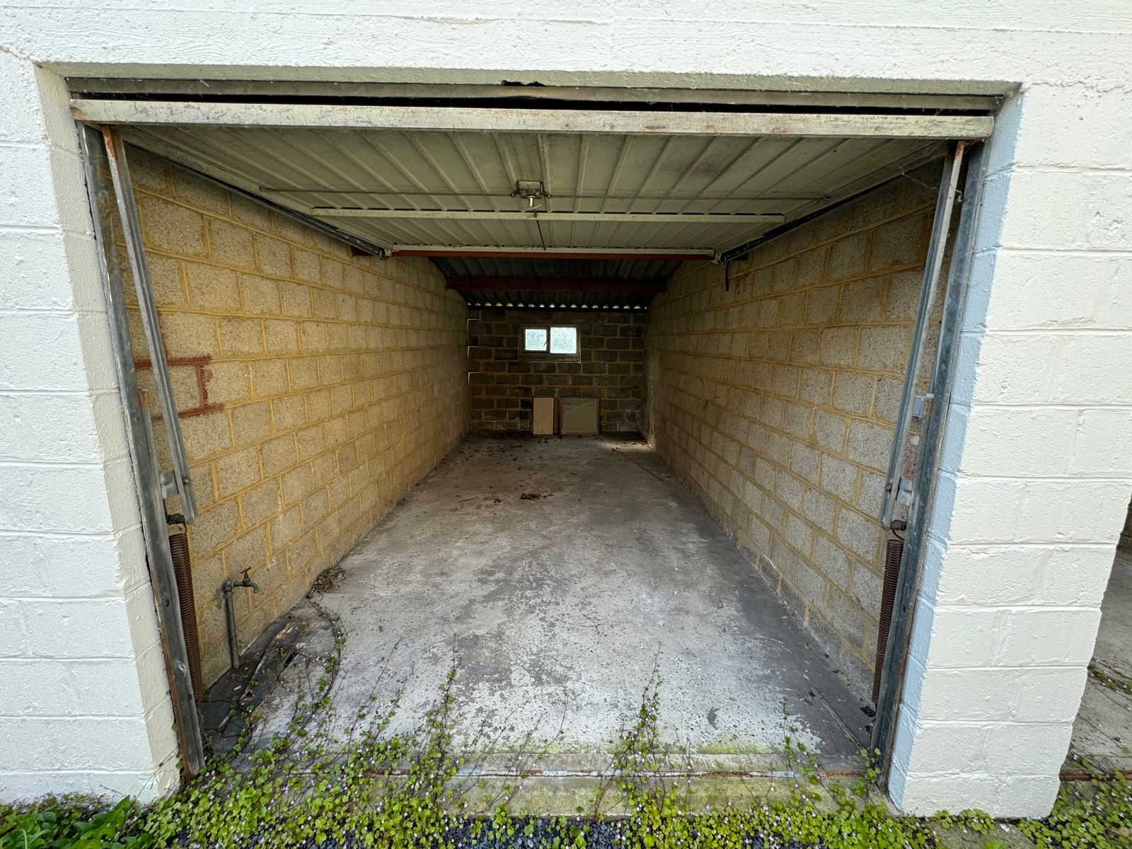 Gerenoveerd appartement met twee slaapkamers en garage foto 10