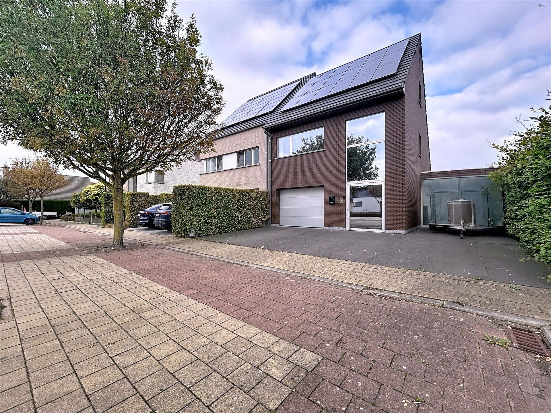 recente gezinswoning met 4 slaapkamers op perceel van 462m² foto {{pictureIndex}}