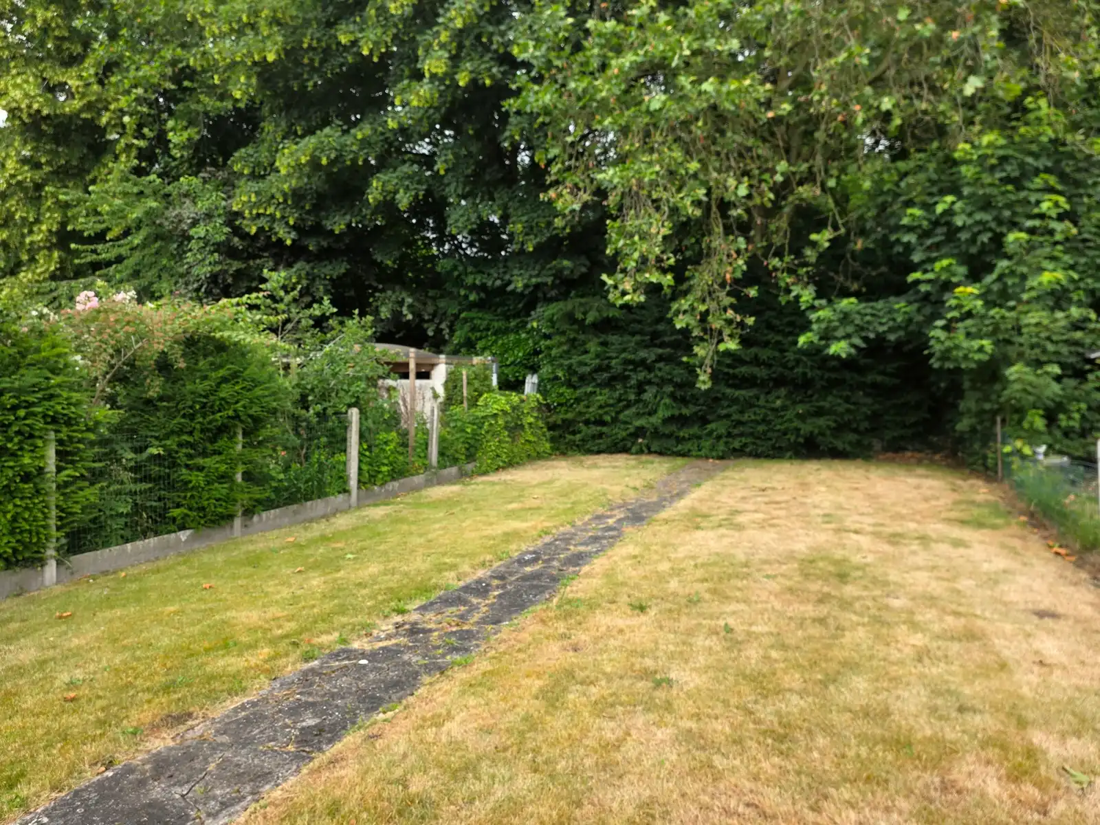 Goedgelegen woning met garage en mooie tuin foto 27