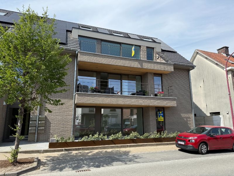 Gelijkvloers nieuwbouwappartement met 1 slaapkamer, zonnig terras en carport foto {{pictureIndex}}