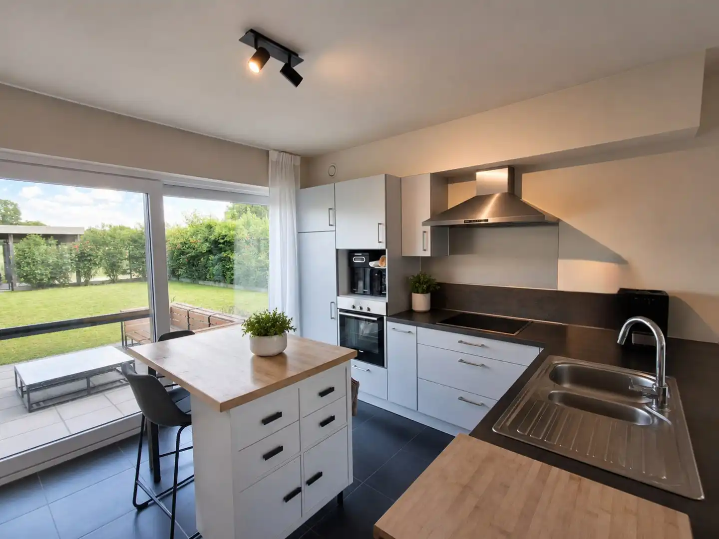 ZEER ENERGIEZUINIGE HOB IN CENTRUM LOTENHULLE MET 3 SLPKS, DUBBELE CARPORT & TUIN foto 4