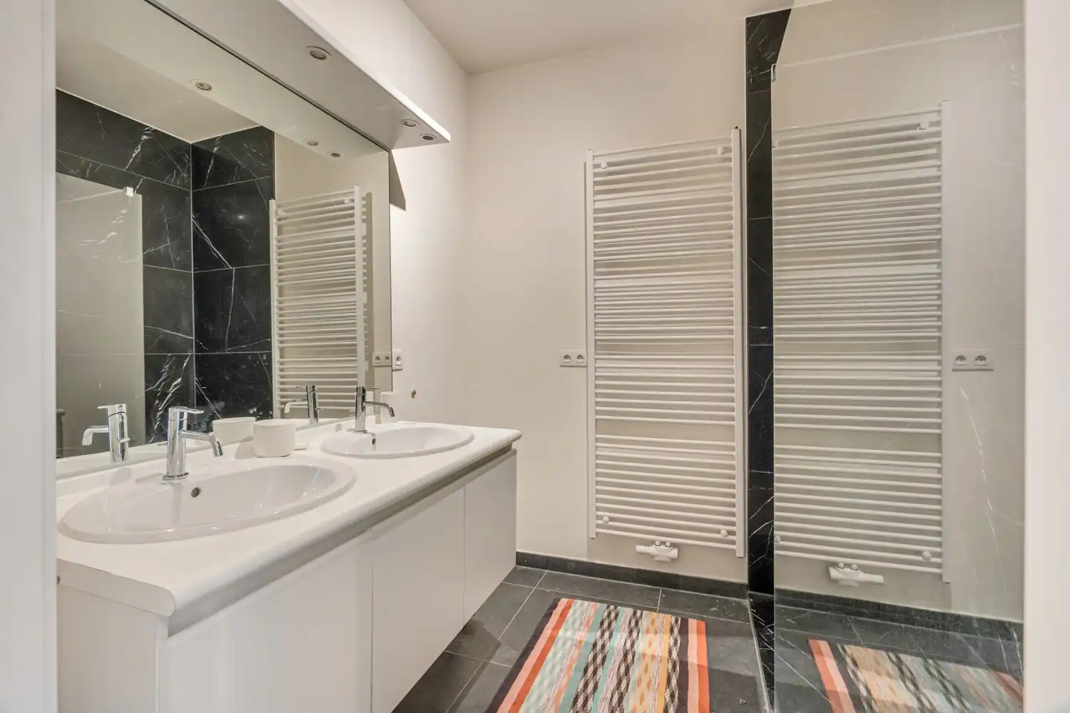 Goed gelegen en lichtrijk appartement met 2 slaapkamers, een terras en een autostaanplaats te centrum Leuven! foto 13