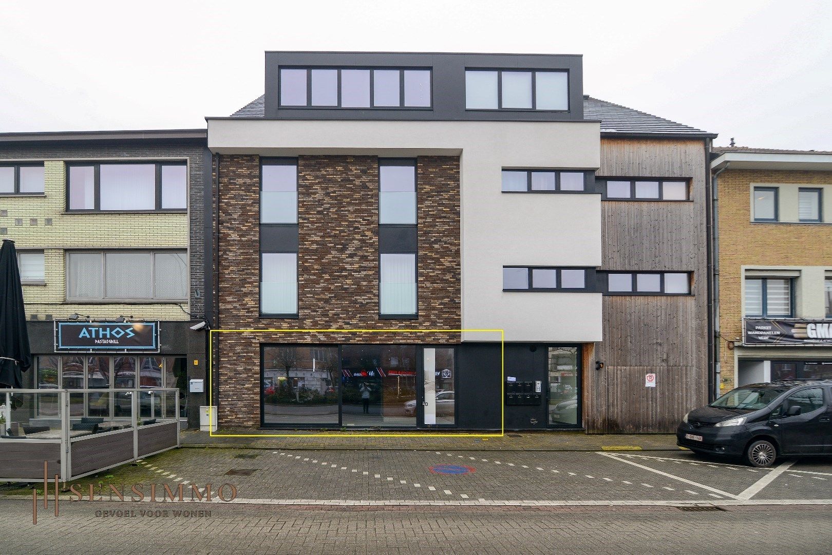  Nieuwbouw casco handelspand met twee private autostaanplaatsen foto {{pictureIndex}}