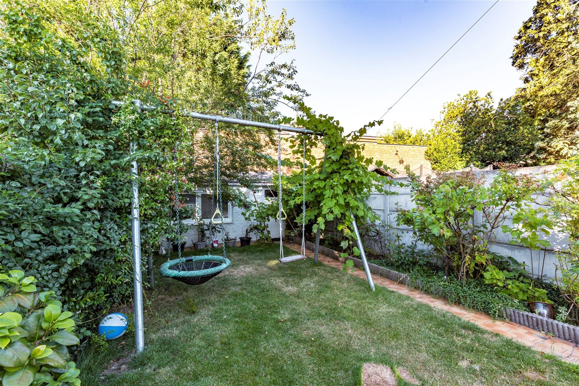 Mooi ingerichte woning met 4 slk, 2 badk en ruime stadstuin in Merksem foto 4