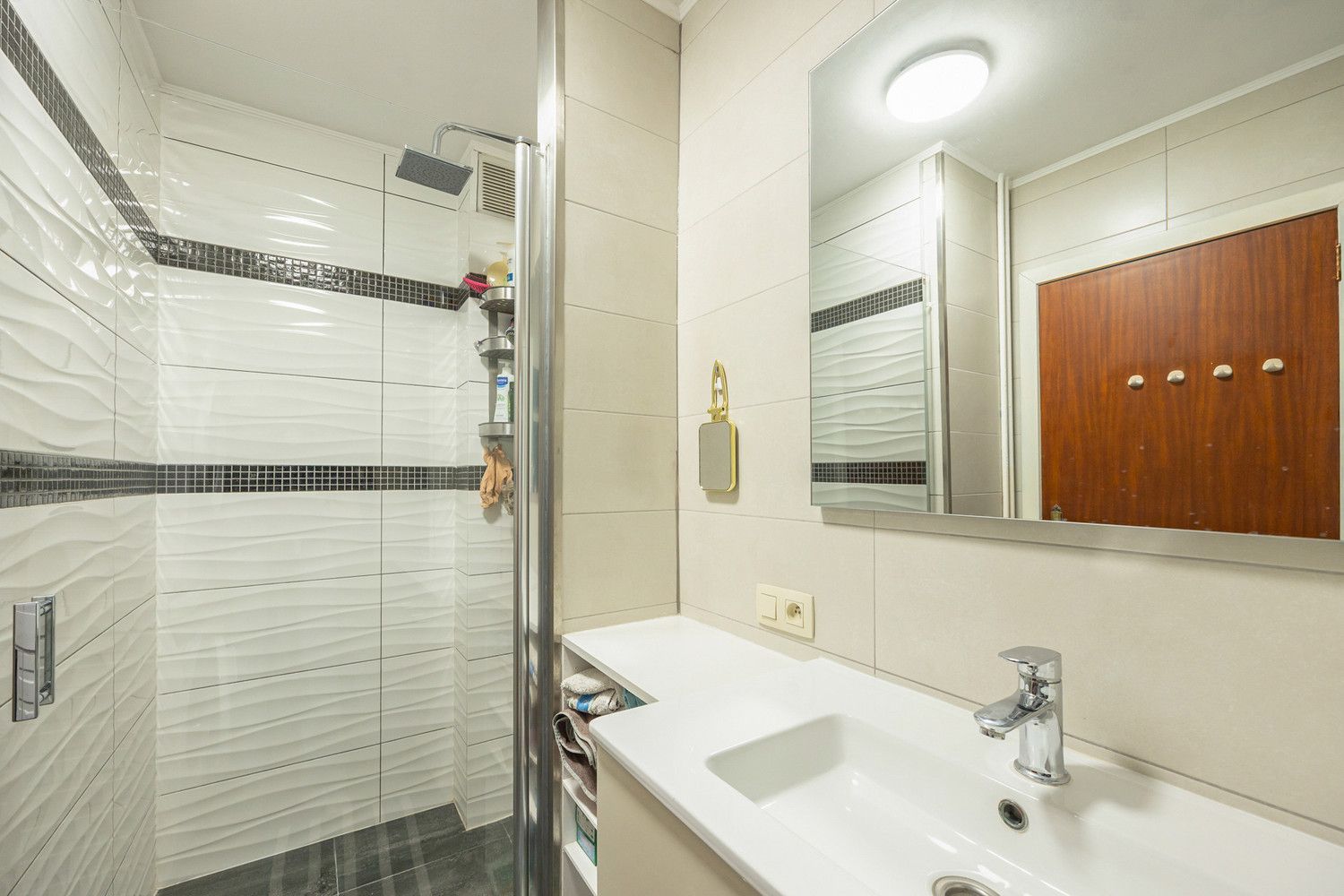 Energiezuinig (EPC B) en instapklaar 2 slk-appartement in een kleinschalig hoekgebouw te Deurne-Zuid, met privatieve garagebox + de staanplaats ervoor foto 15