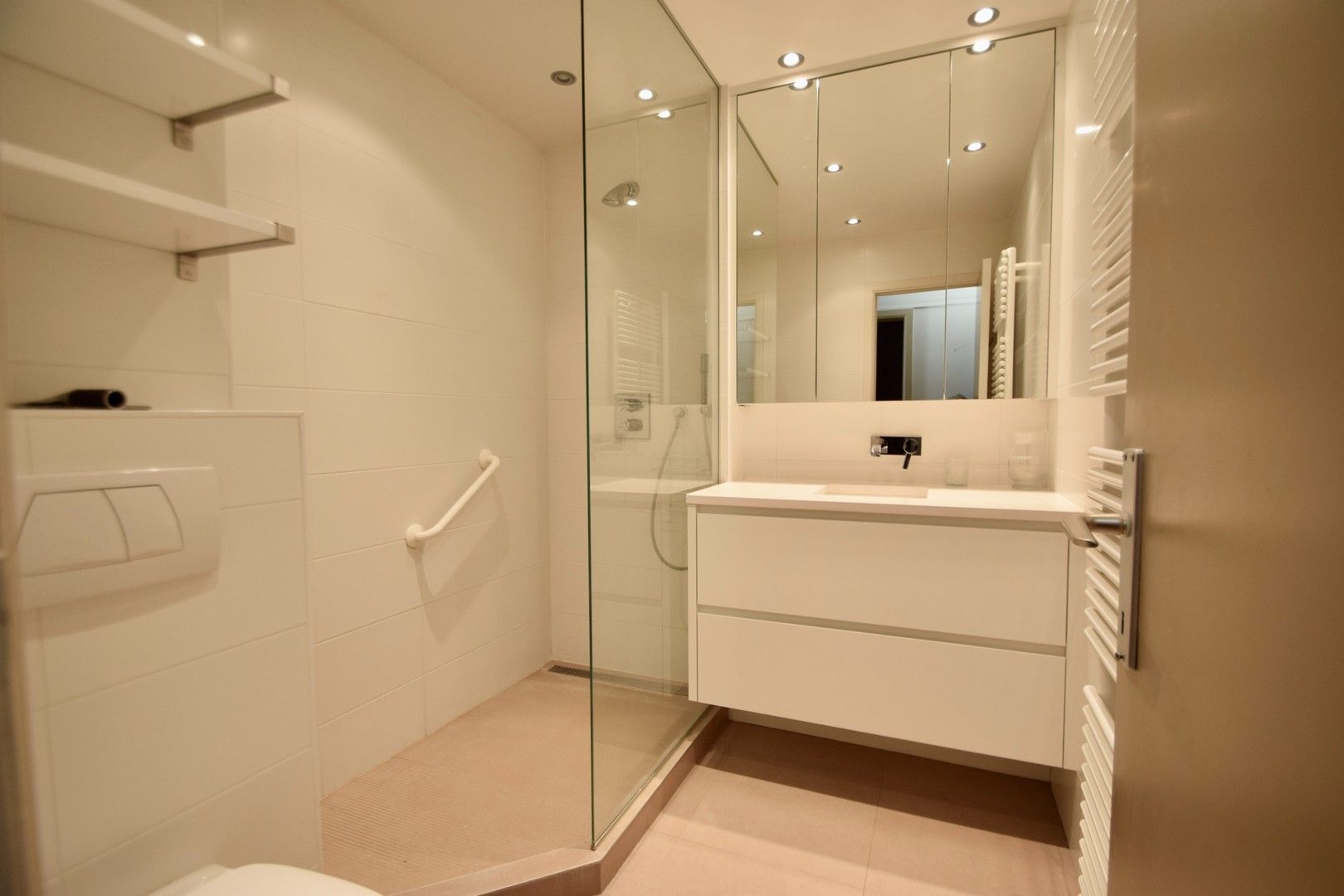 Twee slaapkamer appartement met terras gelegen aan het Alfred Verweeplein, centrum Knokke. foto 15