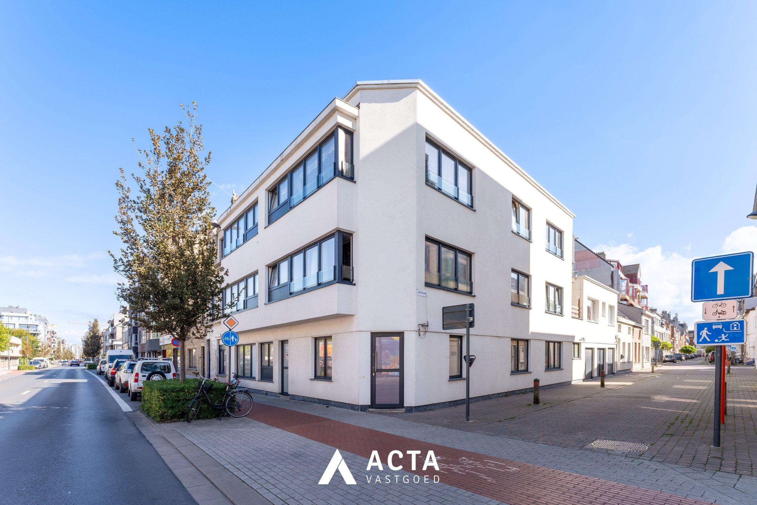 Gerenoveerde opbrengsteigendom met zes appartementen in centrum Oostende foto {{pictureIndex}}