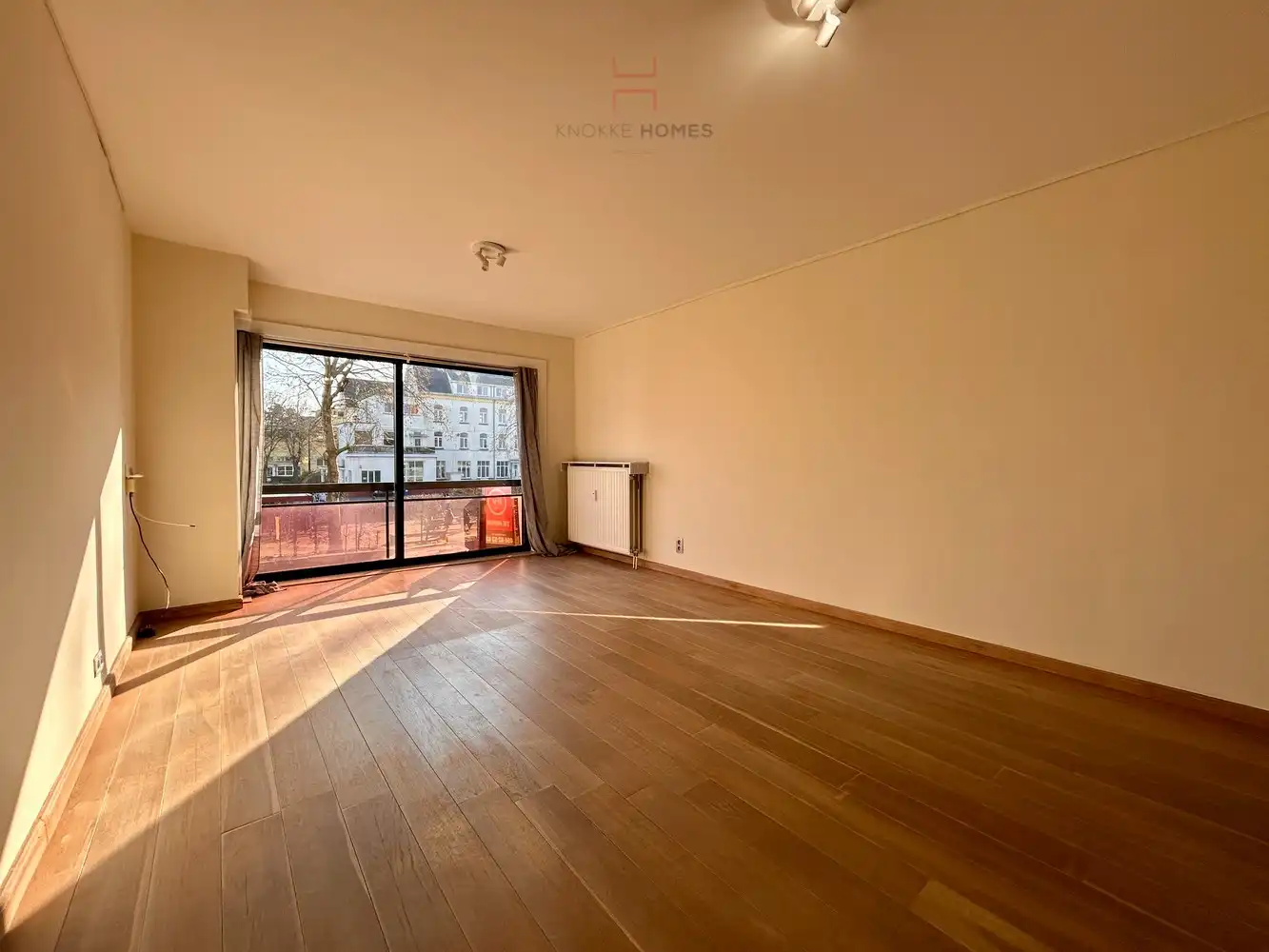 Ongemeubeld twee slaapkamer appartement in de Piers De Raveschootlaan te Knokke. foto 3