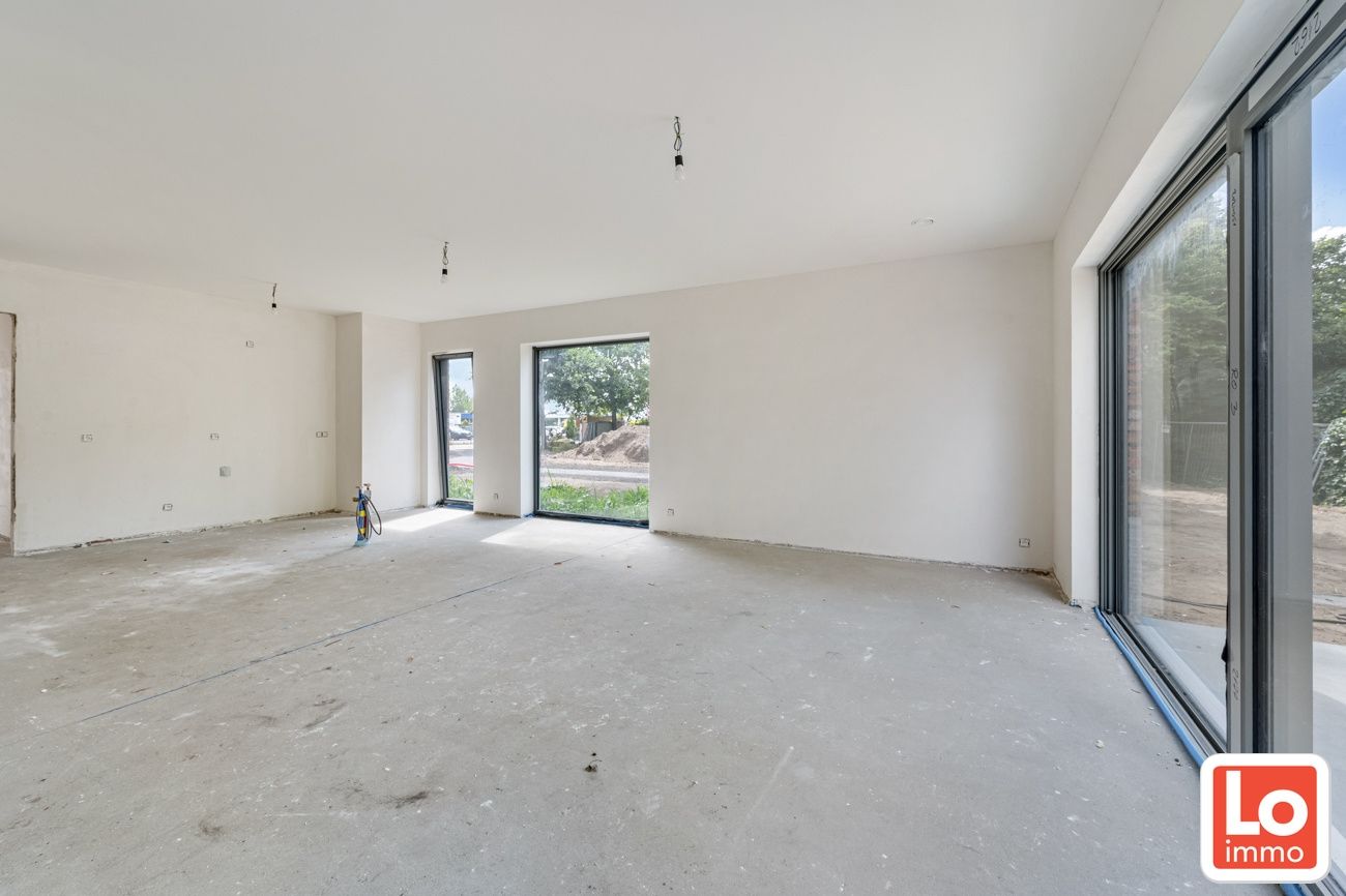 Moderne nieuwbouwwoning met 3 slaapkamers en bureauruimte in een prachtige tuin foto 5