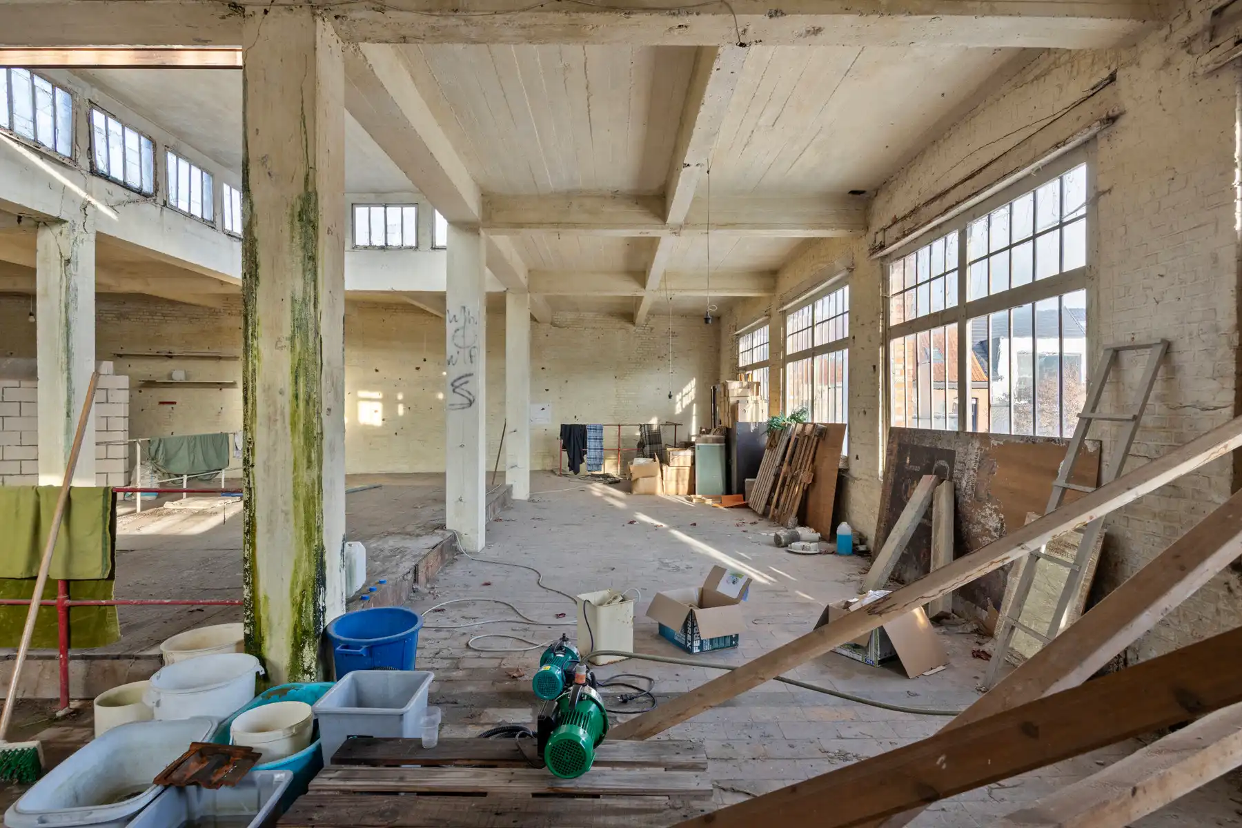 Opslagruimte met kelder en autostaanplaats te Lier. foto 4