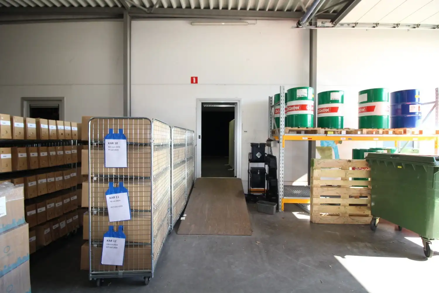 bedrijfsgebouw | 960m² showroom, kantoren en 840m² magazijnruimte. foto 16